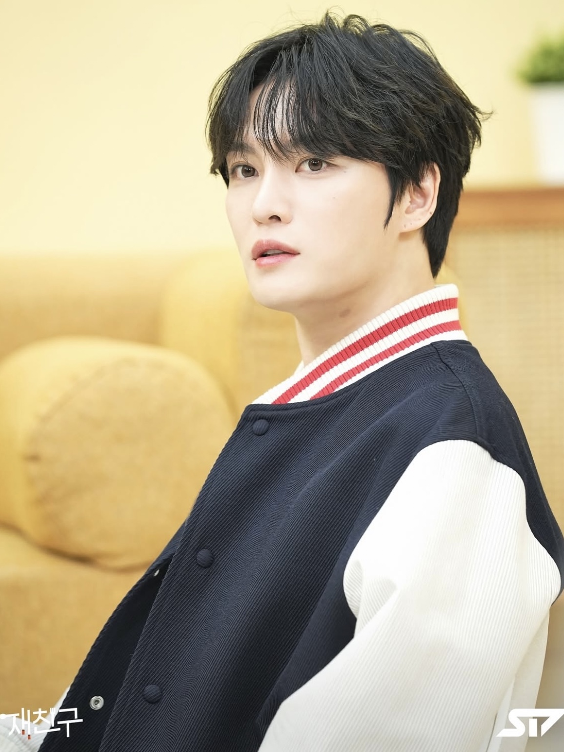 STU Embroidery Wool Stripe Varsity Navy 착용 스타일