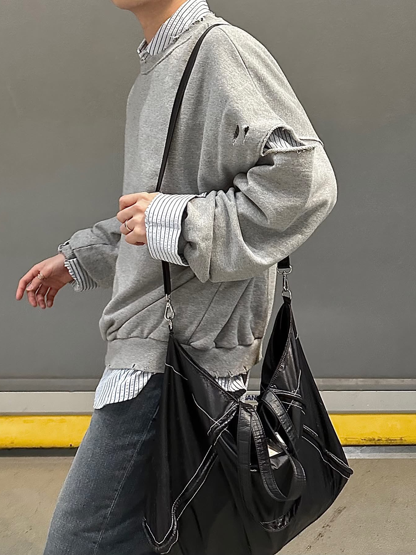 Nike Air Force 1 '07 Low Triple Black, Matin Kim Big Coating Tote Bag Black 착용 스타일 - 6