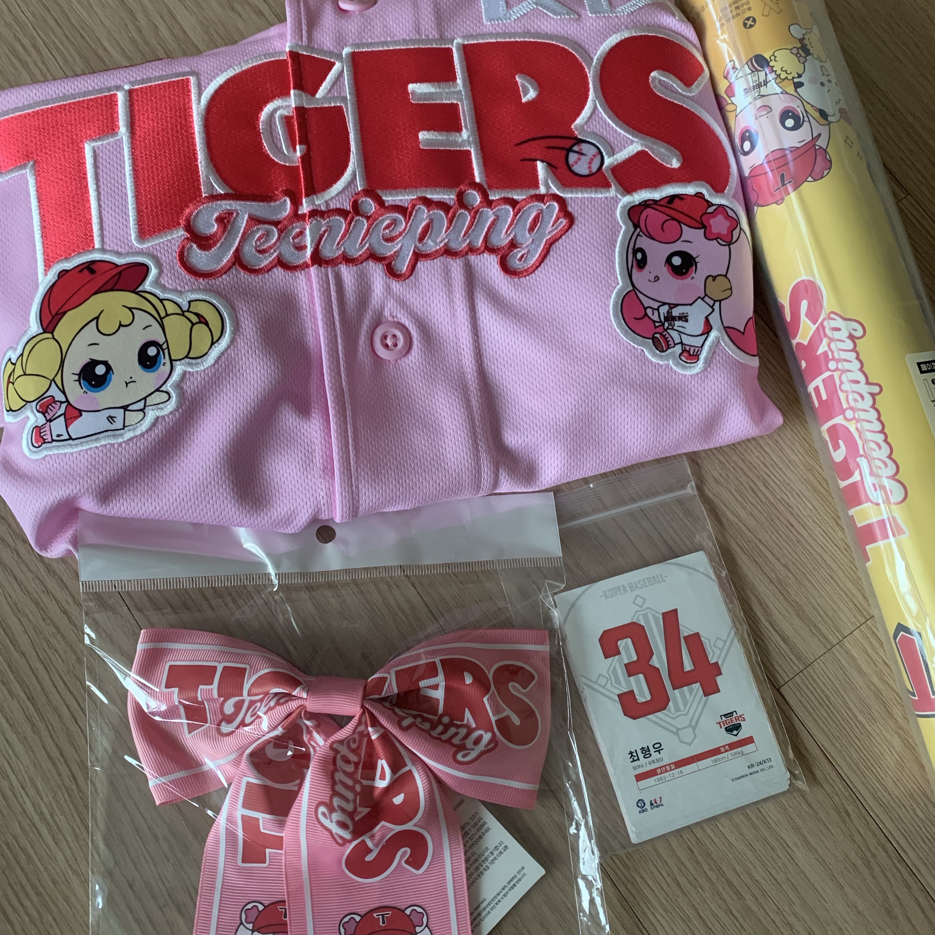 Kia Tigers x Catch! Teenieping x IAB Studio 25 Authentic Teenieping Uniform Pink (Non Marking Ver.), Kia Tigers x Catch! Teenieping Ribbon Pin 착용 스타일