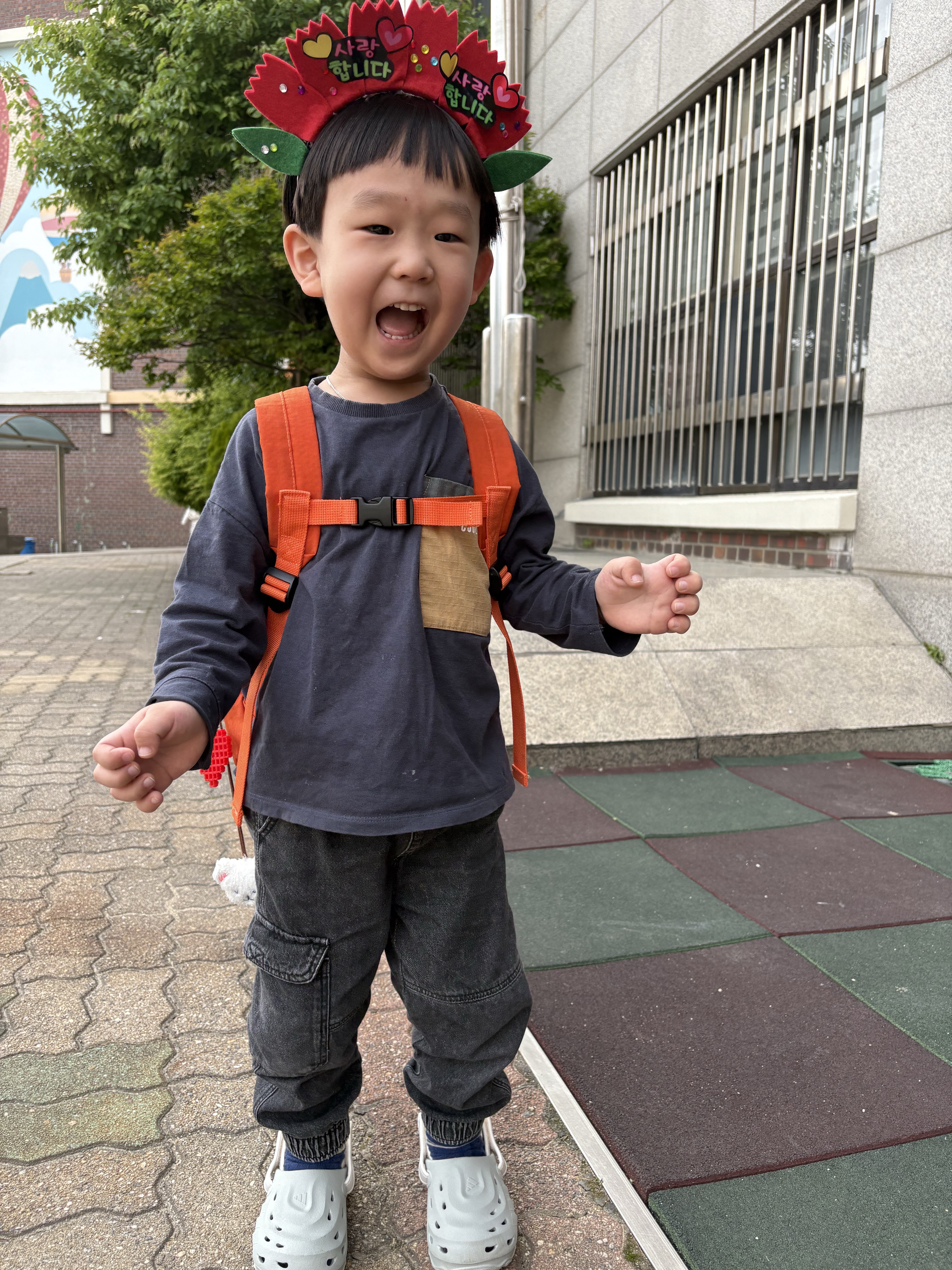 (Kids) Adidas Maxxclog Wonder Silver Chalk White 착용 스타일