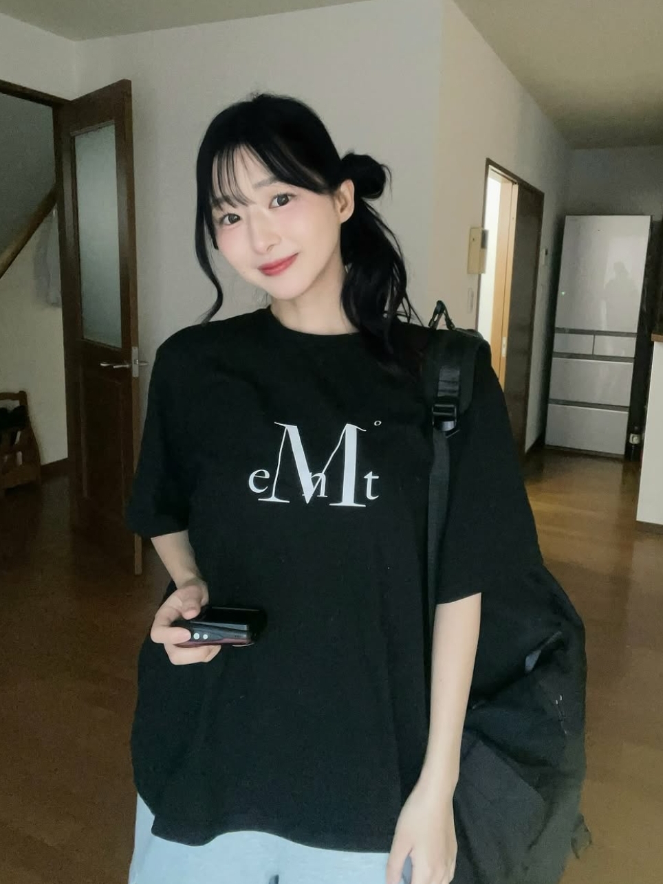 MUCENT Main Symbol Signature Logo Half T Black 착용 스타일 - 1