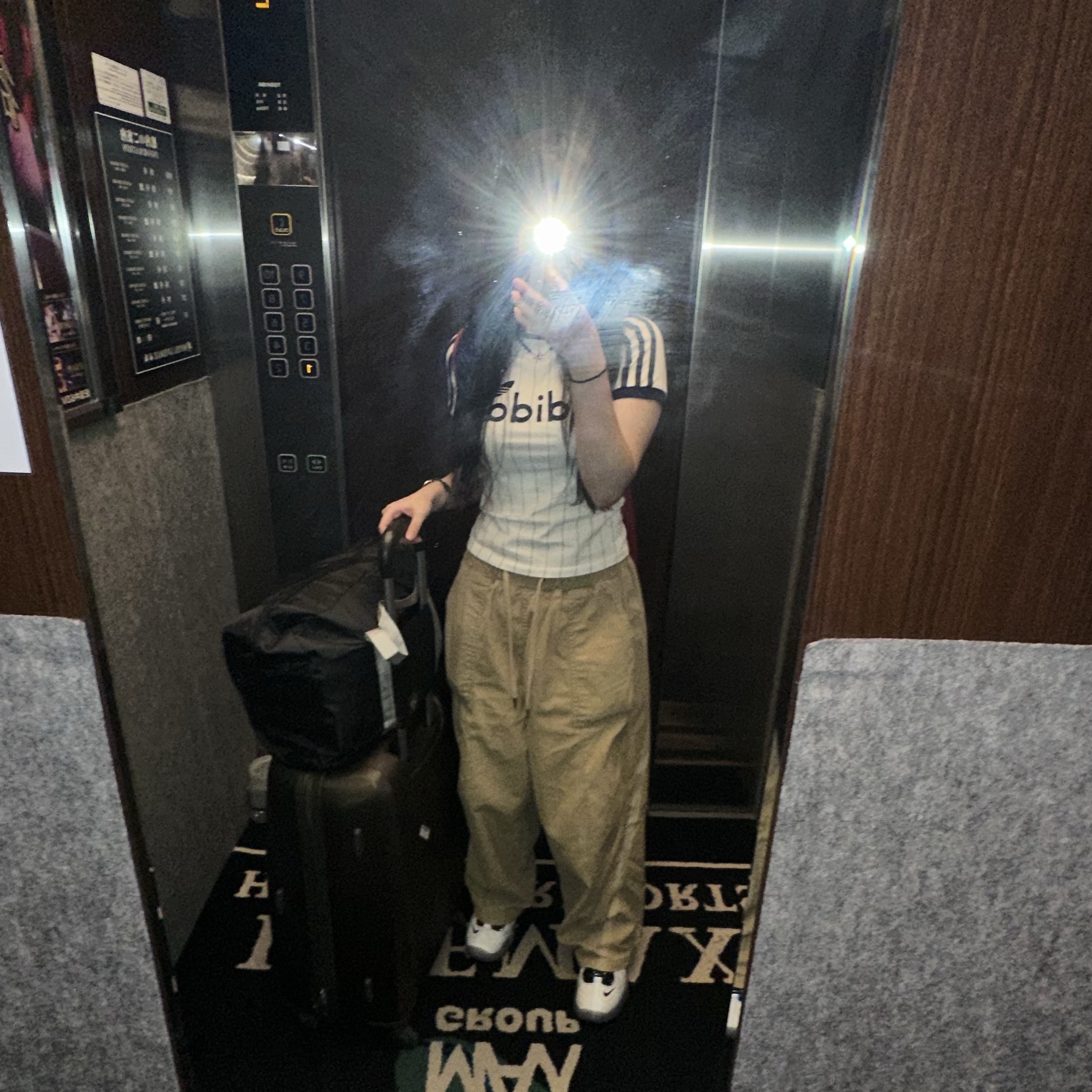 (W) Adidas Linear Cali Graphic T-Shirt Off White Night Indigo - KR Sizing, (W) Nike Air Adjust Force 2023 Vast Grey and Metallic Silver 착용 스타일