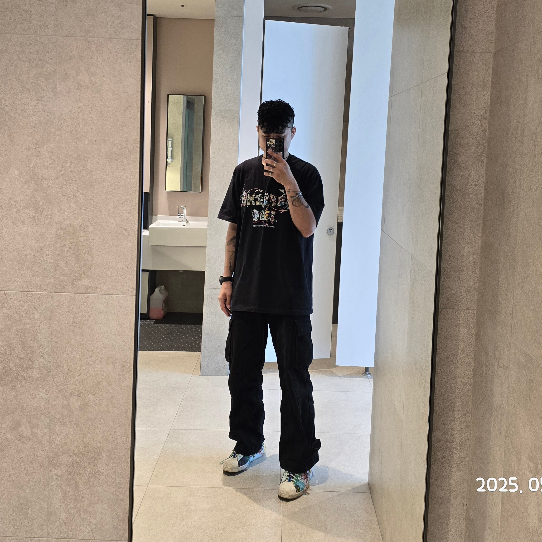 Supreme Varsity T-Shirt Black - 24SS, Adidas x Sean Wotherspoon Superstar Superearth Black 착용 스타일 - 1