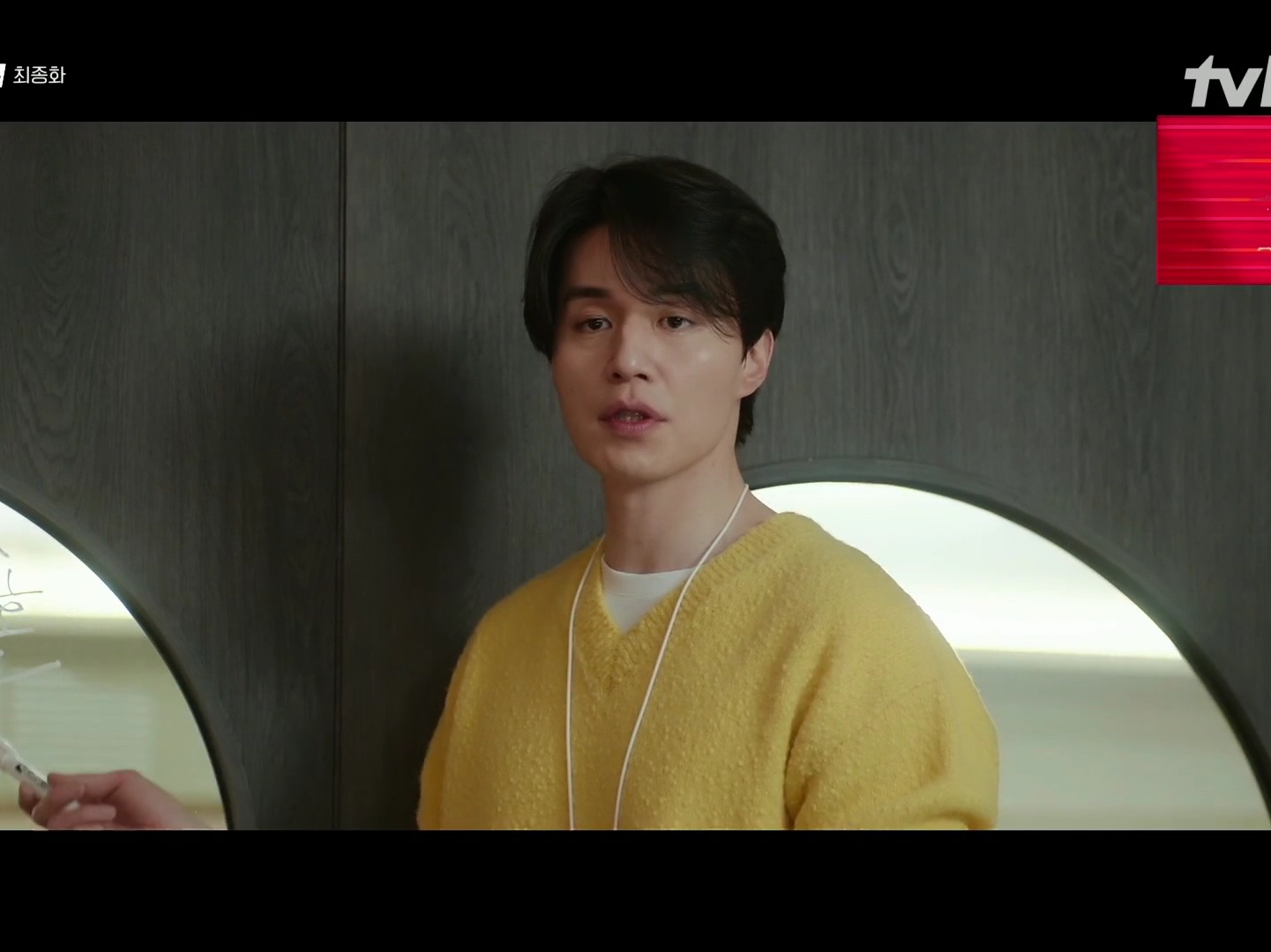 STU Casentino V-Neck Knit Yellow 착용 스타일 - 5