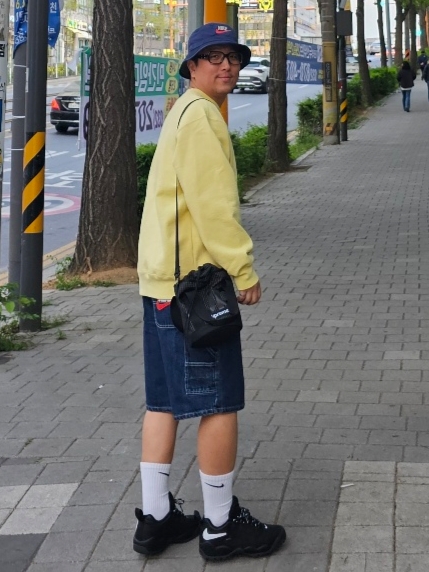 Supreme x Nike Dazzle Crusher Navy - 24SS, Supreme Box Logo Crewneck Pale Yellow - 22FW 착용 스타일 - 1
