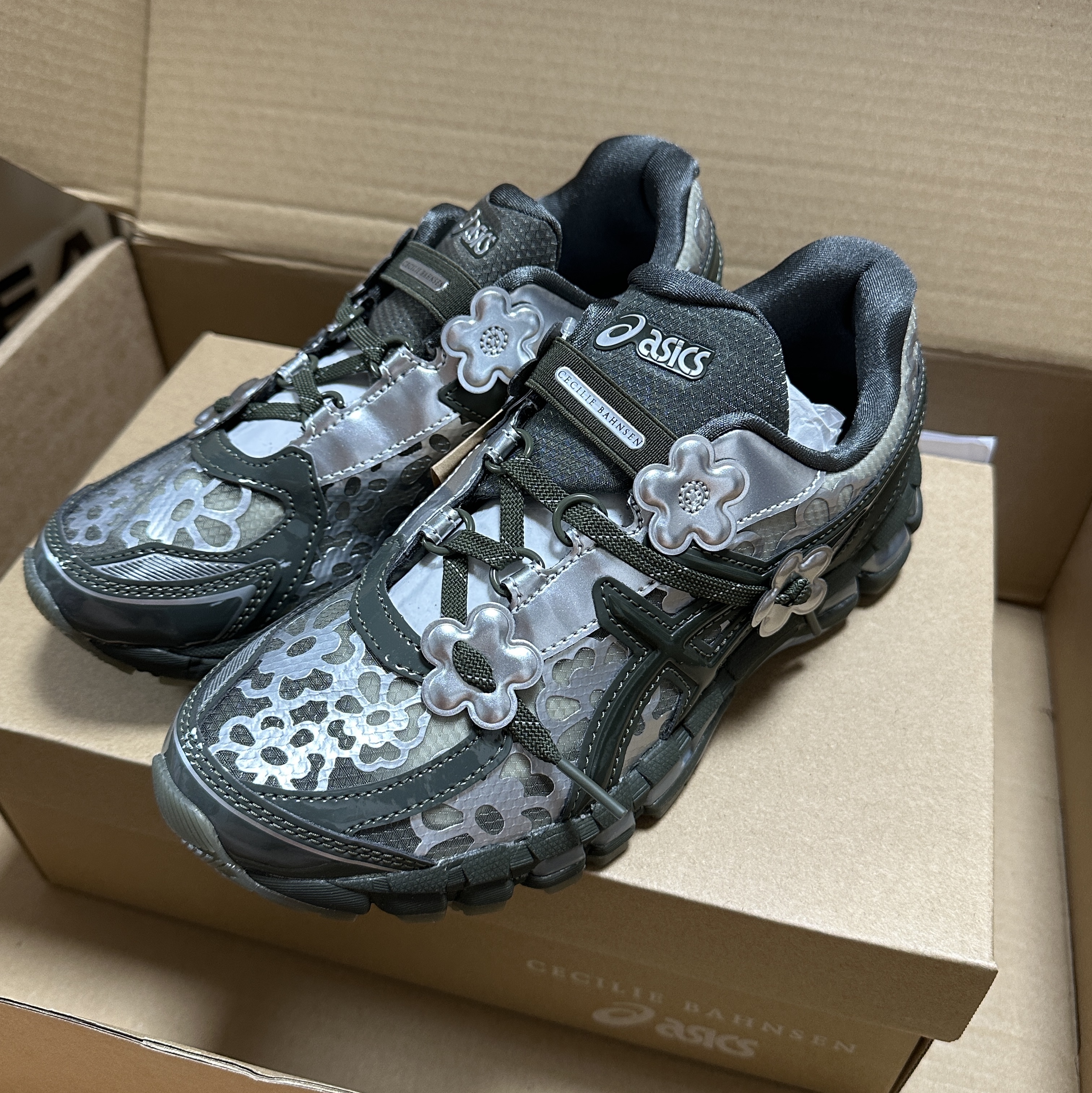 Asics x Cecilie Bahnsen Gel-Kayano 20 Olive 착용 스타일 - 3