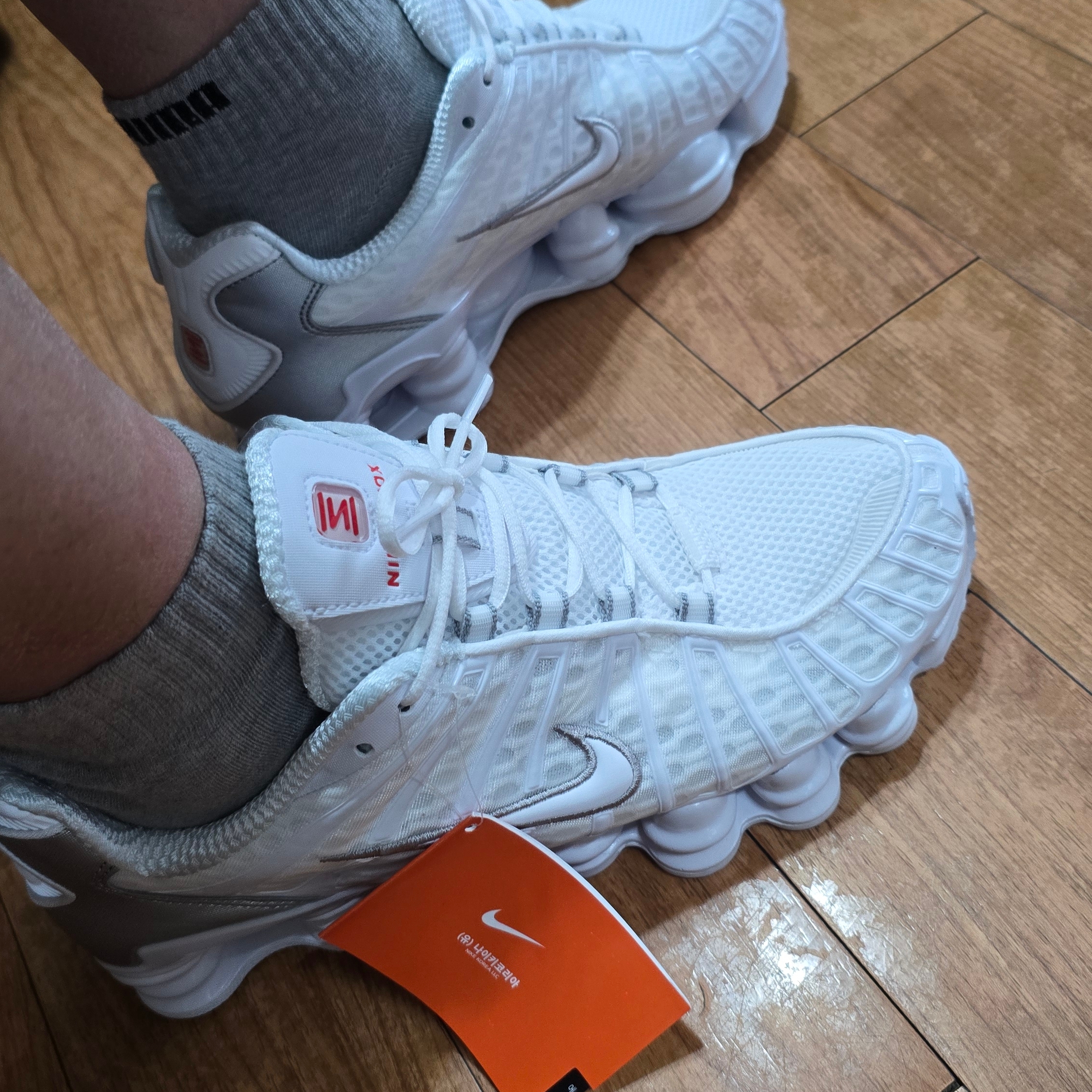 Nike Shox TL Metallic Silver 착용 스타일 - 10