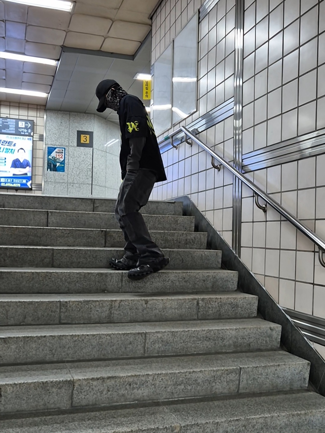 Civision by CSC Distressed Plain Cap, VENDORS Full DU$K Flared Pants Gray 착용 스타일 - 3