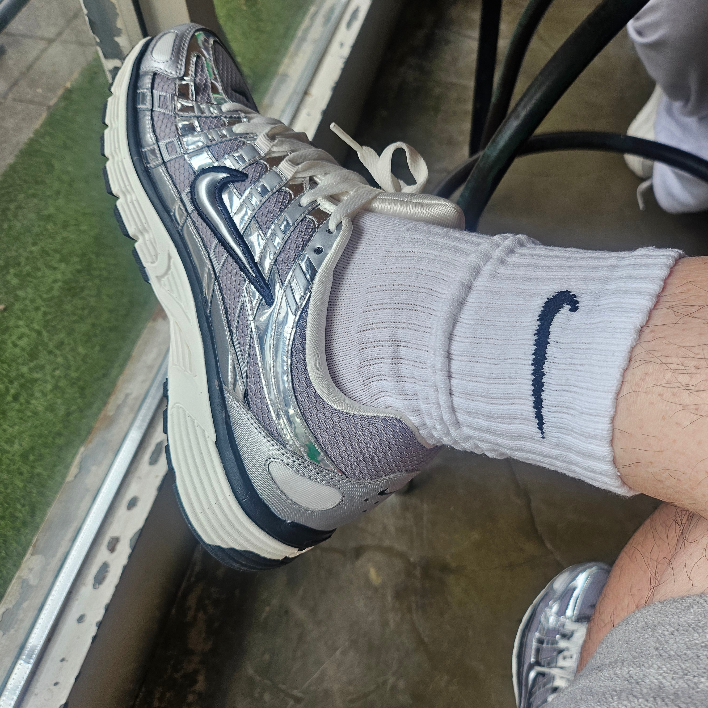 Nike P-6000 Metallic Silver 착용 스타일