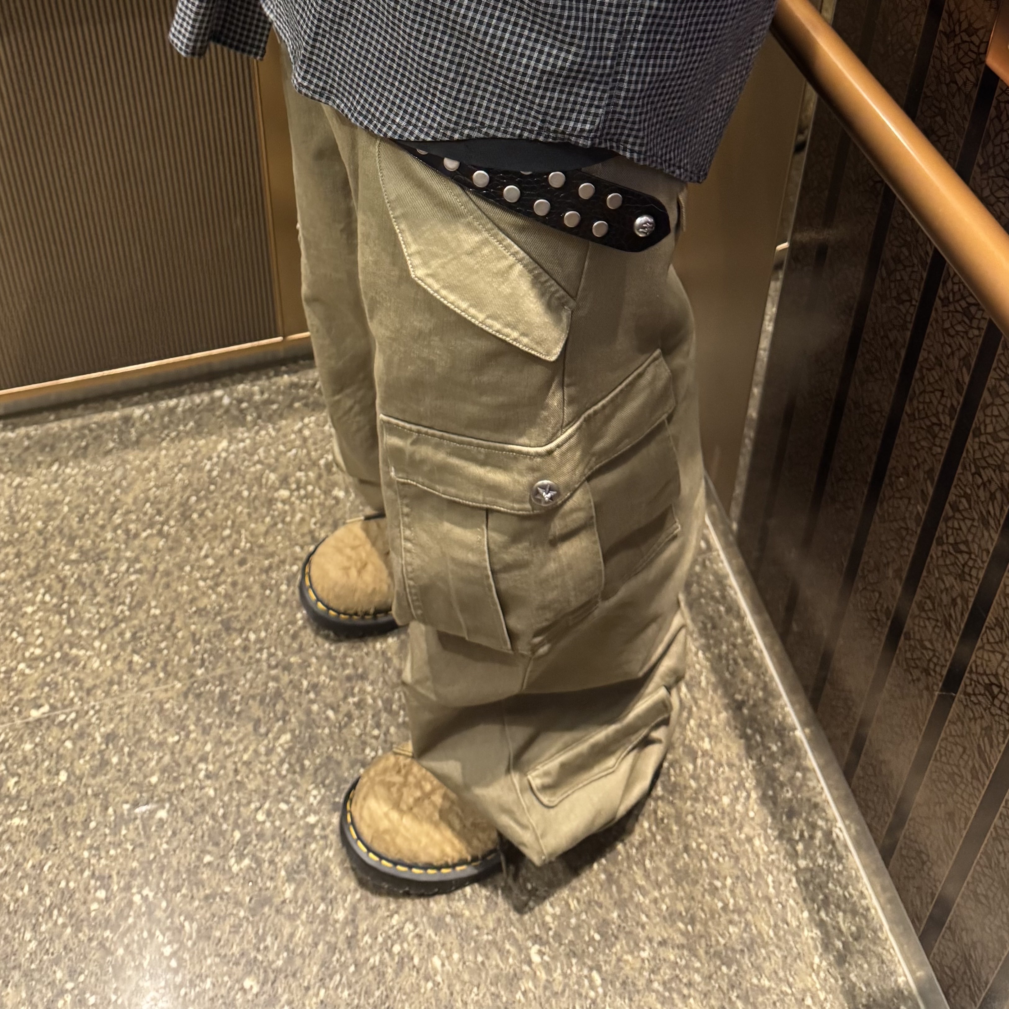 [KREAM 단독] Aoiro Cutted Double Knee Pants Light Sage, Aoiro Cutted Double Knee Pants Tan 착용 스타일 - 2