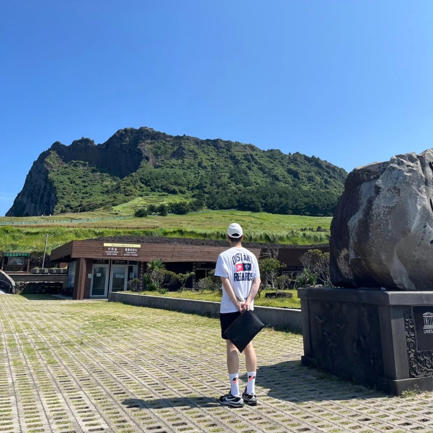 Nike x Drake Nocta NRG LU L91 Cap White, Nike x Drake Nocta x Cactus Plant Flea Market Souvenir Cactus T-Shirt White (DR2630-100) 착용 스타일