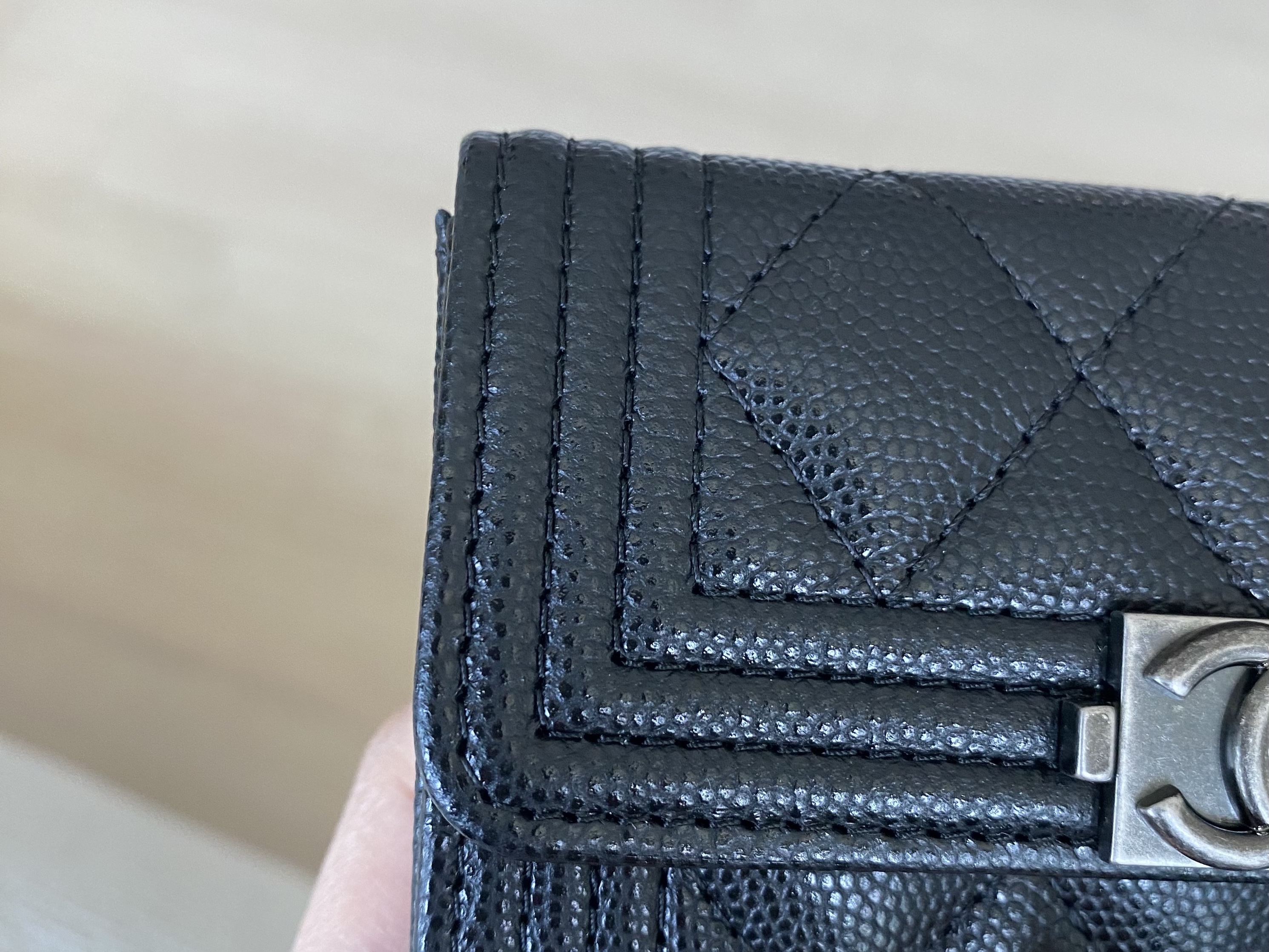 Chanel Boy Chanel Flap Card Holder Grained Calfskin & Ruthenium Black 착용 스타일 - 2
