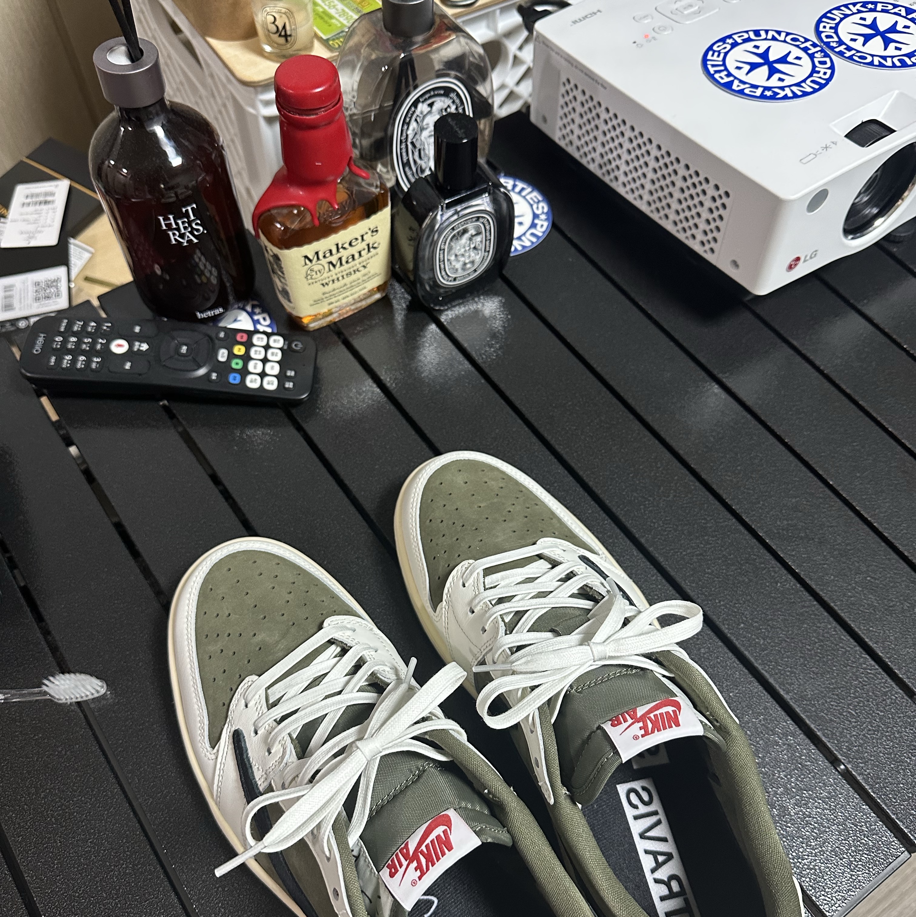 Jordan 1 x Travis Scott Retro Low OG SP Reverse Olive 착용 스타일