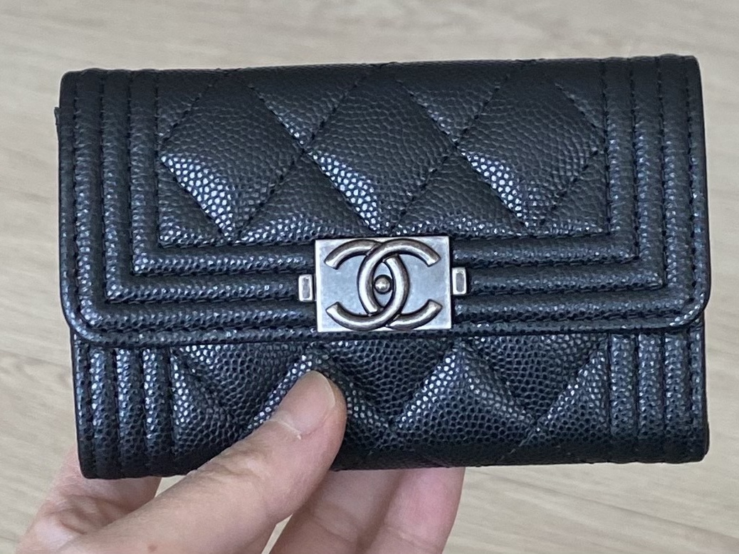 Chanel Boy Chanel Flap Card Holder Grained Calfskin & Ruthenium Black 착용 스타일 - 1
