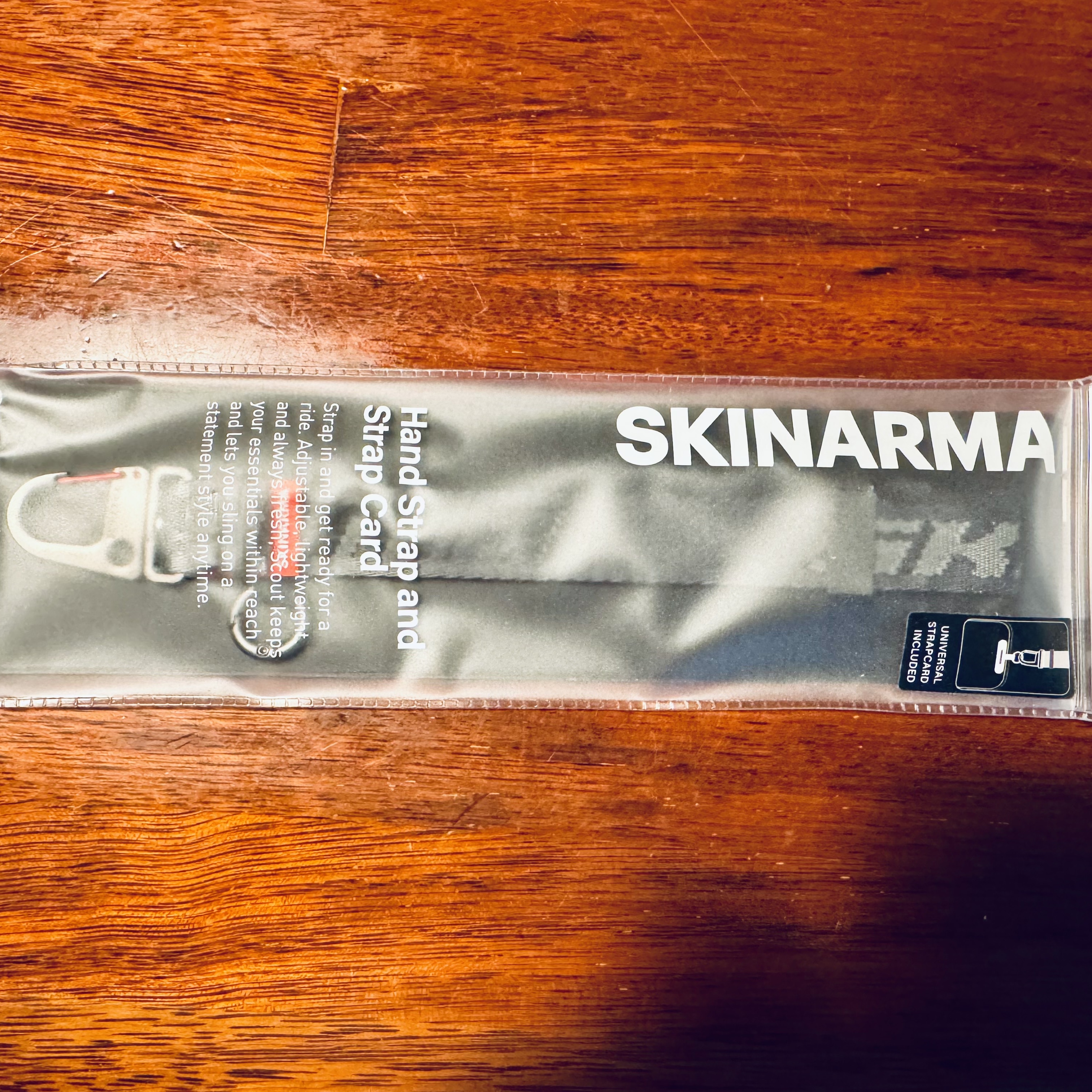 Skinarma Scout Handstrap Grey 착용 스타일