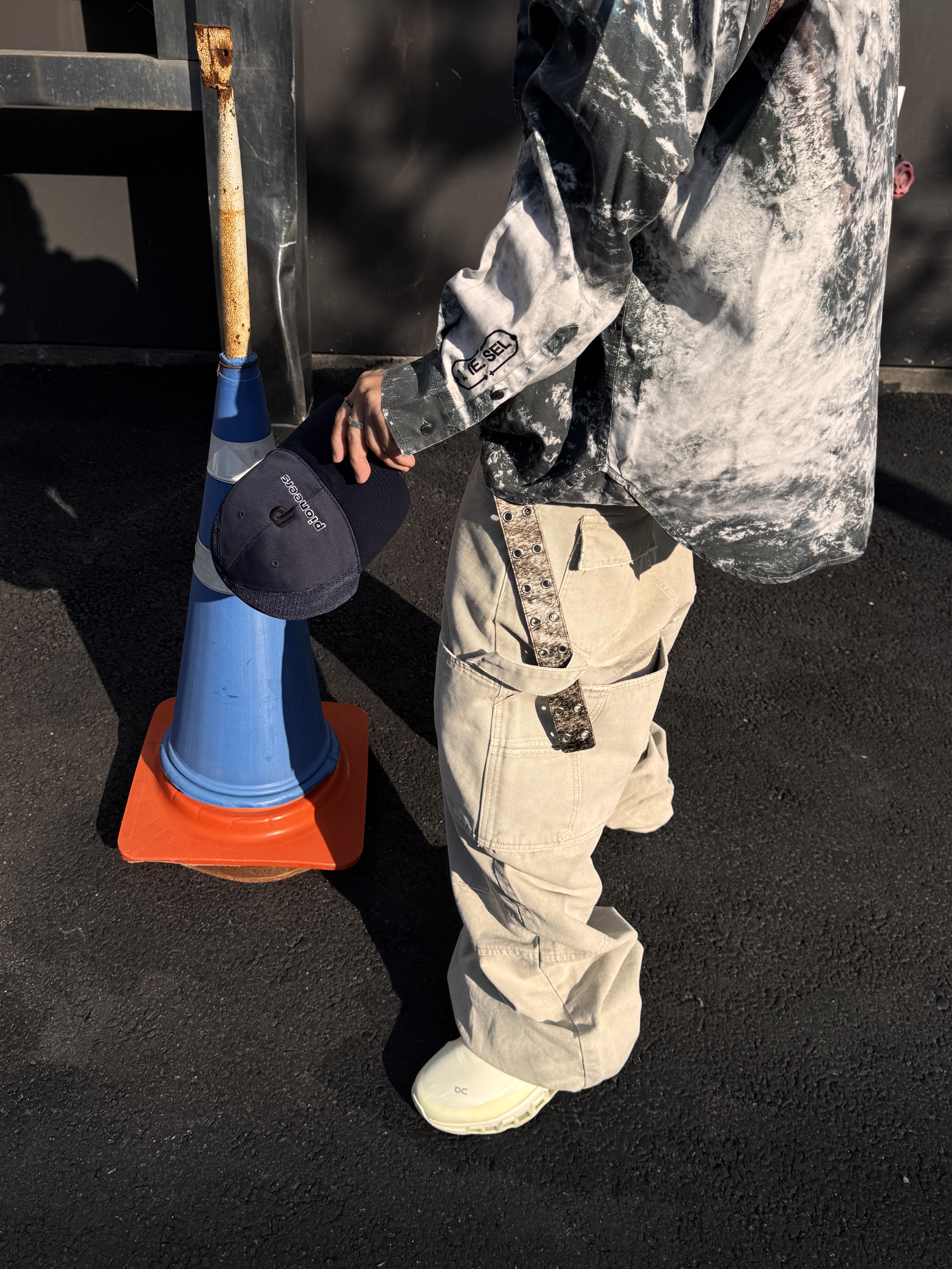 Gentle Monster x Maison Margiela MM113 Black Clear, On Running x Post Archive Faction (Paf) Cloudmonster 2 Seedling White 착용 스타일 - 3