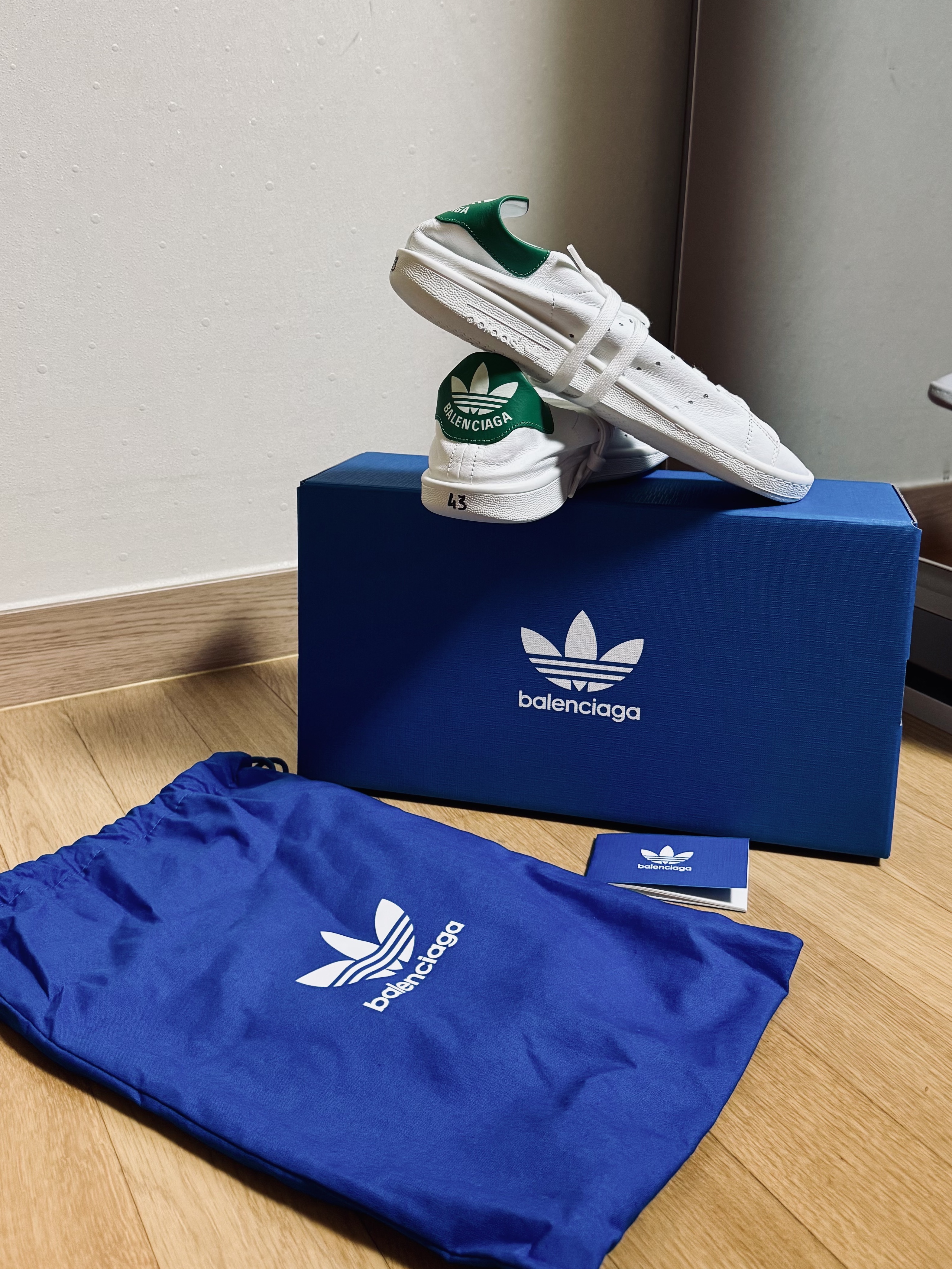 Balenciaga x Adidas Stan Smith Core White Green 착용 스타일 - 1