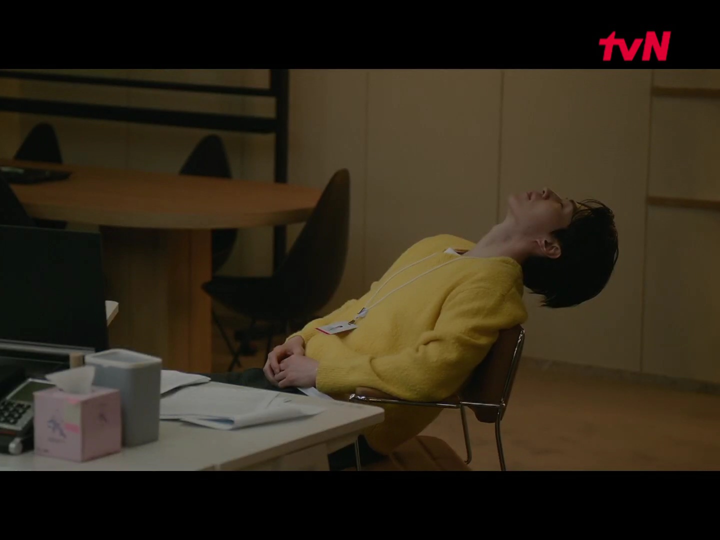 STU Casentino V-Neck Knit Yellow 착용 스타일 - 3