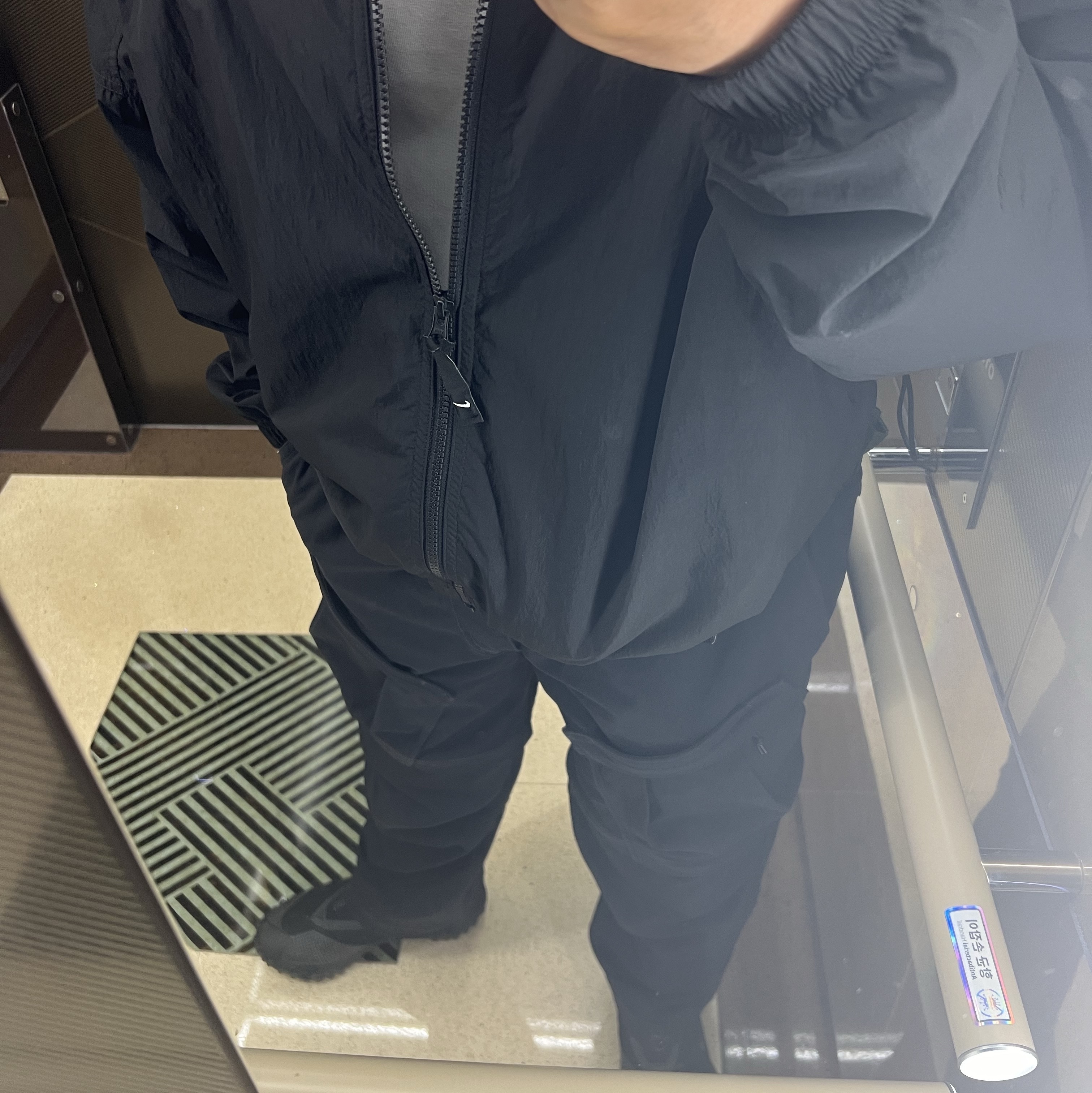 Nike ACG Mountain Fly Gore-Tex Black and Dark Grey, Nike ACG Smith Summit Cargo Pants Black - Asia 착용 스타일