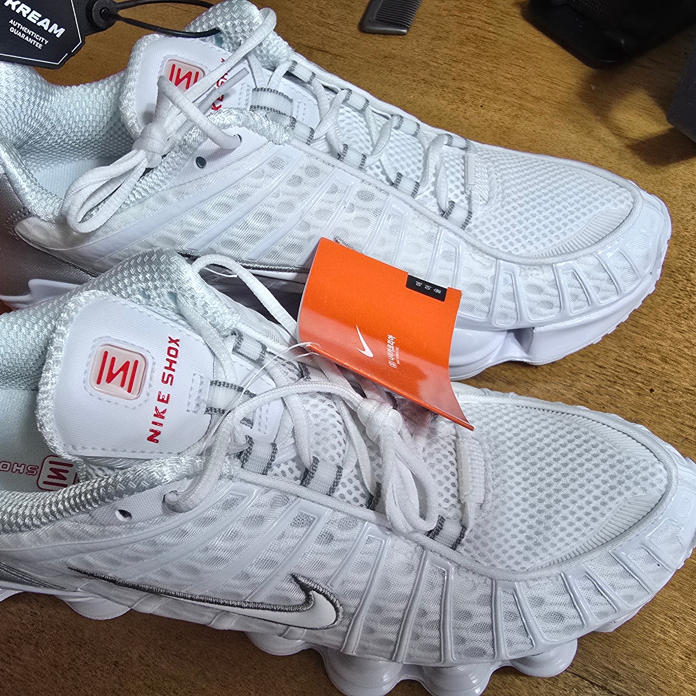 Nike Shox TL Metallic Silver 착용 스타일 - 4