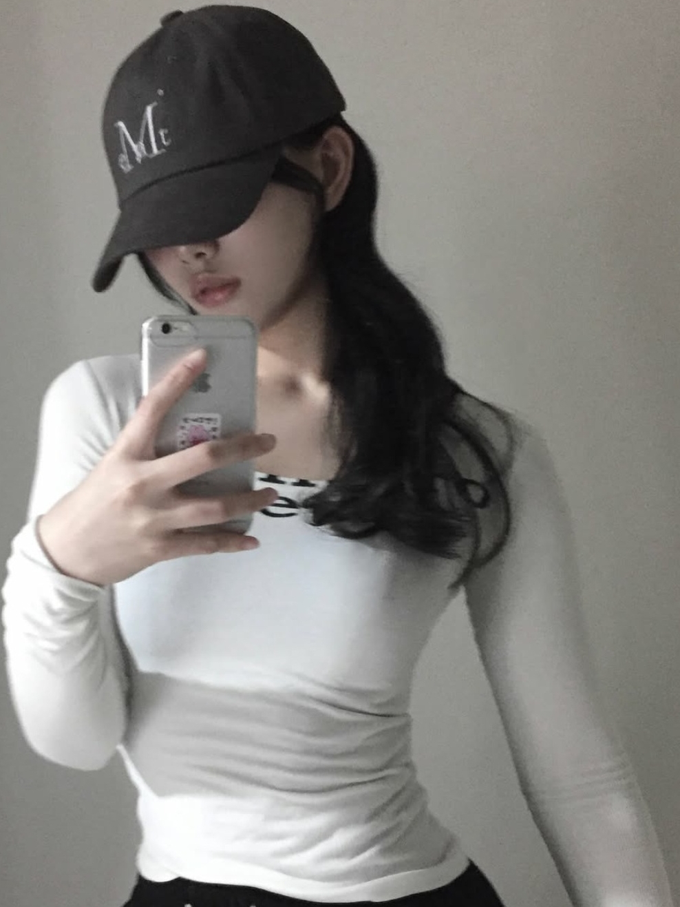MUCENT Signature Ballcap Charcoal 착용 스타일 - 3