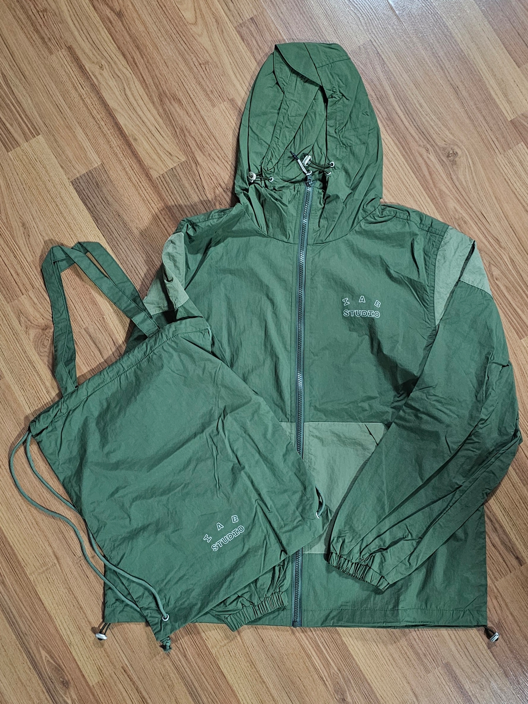 IAB Studio Wind Jacket Pack Leaf Green Silver 착용 스타일 - 1