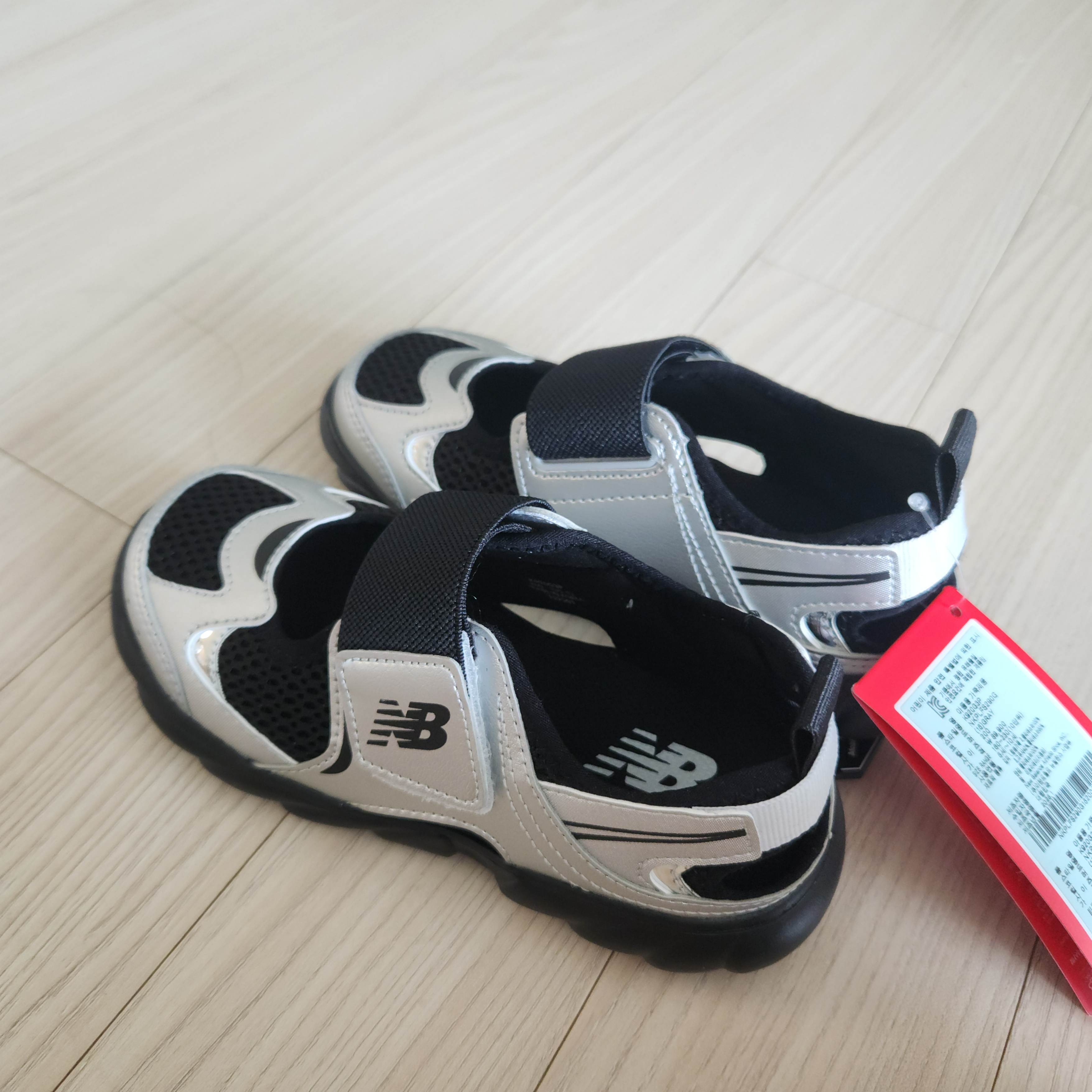 (Kids) New Balance Freedle 920 Sandal Gray 착용 스타일