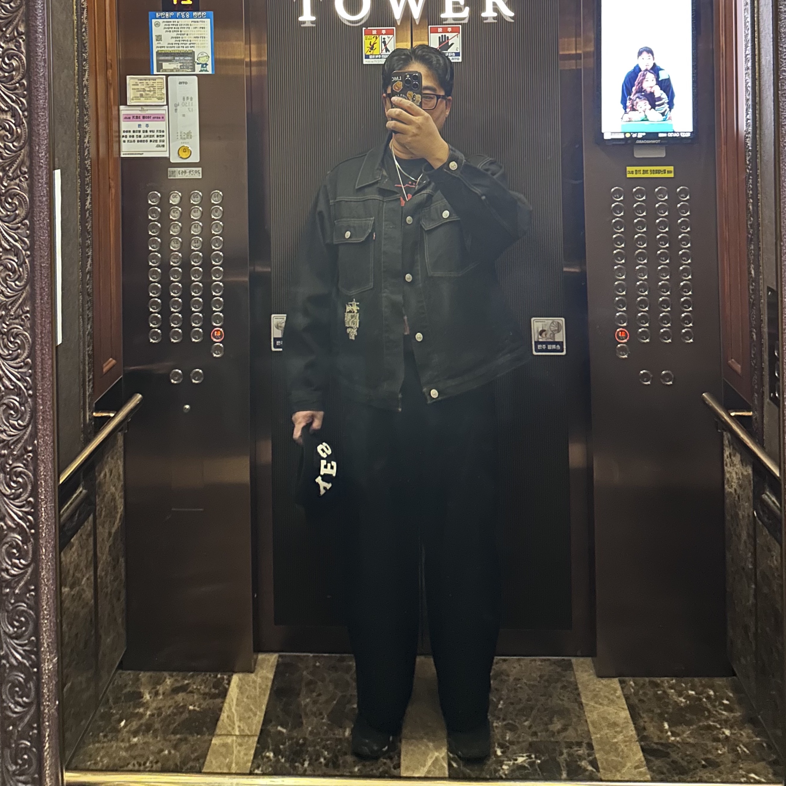 Stussy x Levi's Crispy Rinse Trucker Jacket Black, Needles x Studious H.D. Track Pants Poly Smooth Black 착용 스타일 - 1