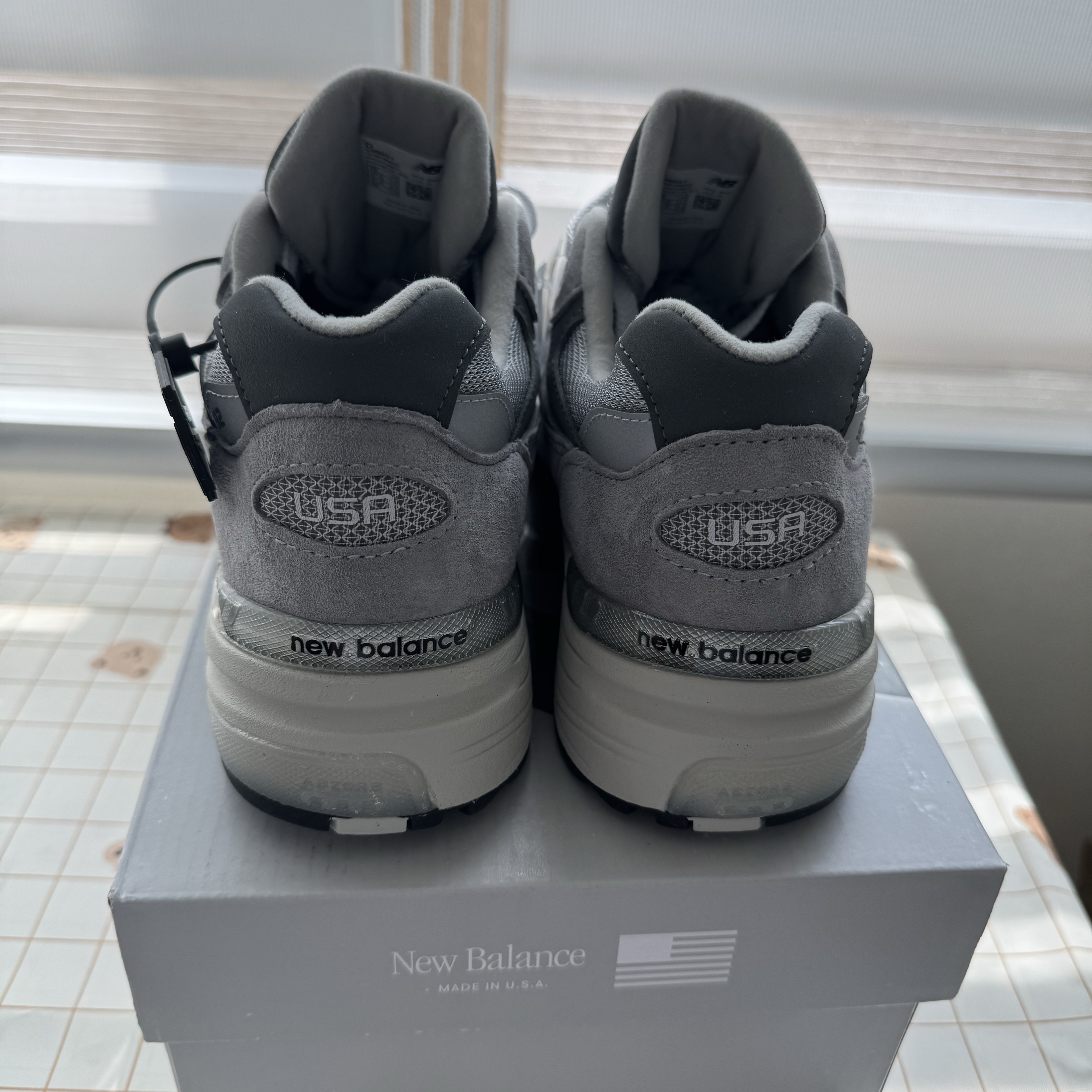 New Balance 992 Made in USA Core Grey Silver Metallic 착용 스타일 - 3