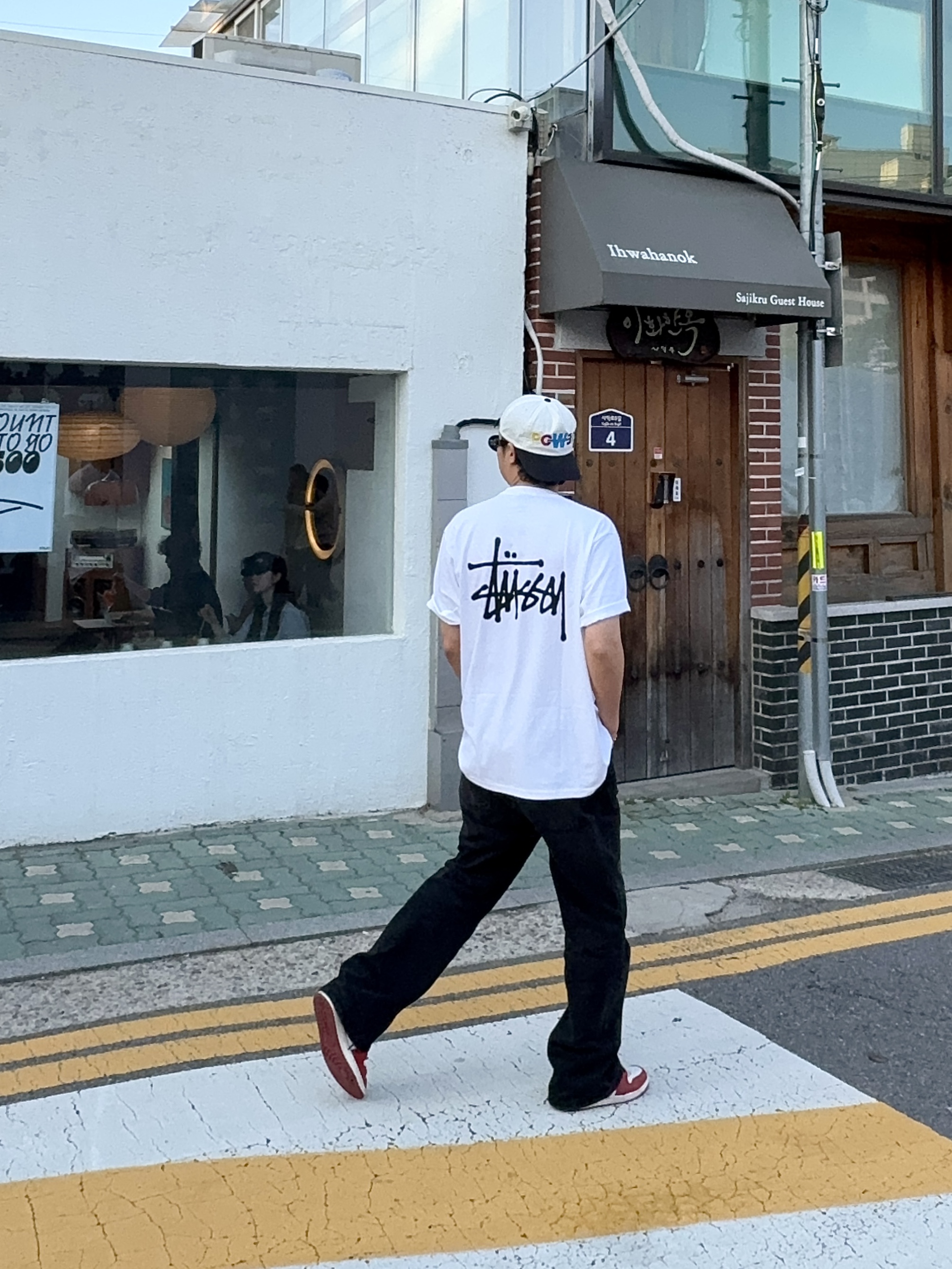 G-DRAGON Power Ball Cap White, Stussy Basic Stussy T-Shirt White 2024, 2025 착용 스타일 - 2