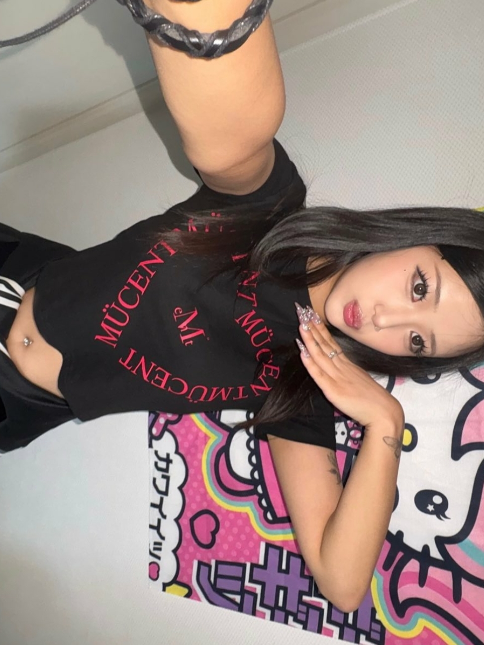 MUCENT Heart Lettering Half T Black Red Printed 착용 스타일 - 3
