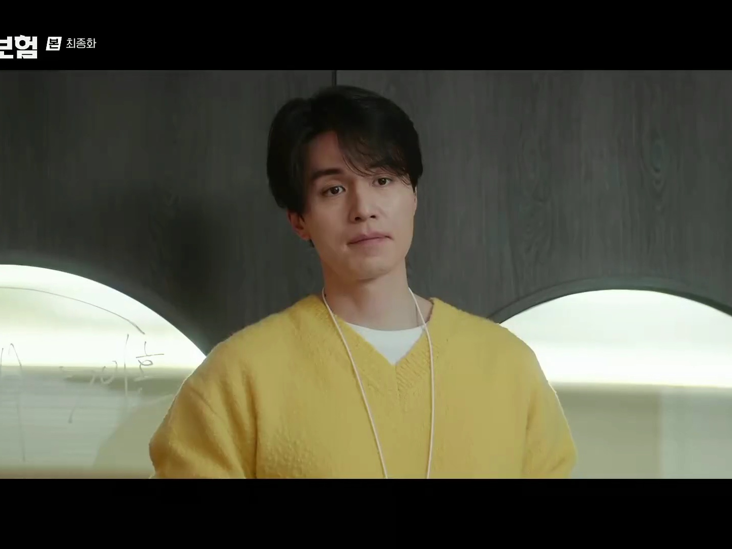 STU Casentino V-Neck Knit Yellow 착용 스타일 - 1