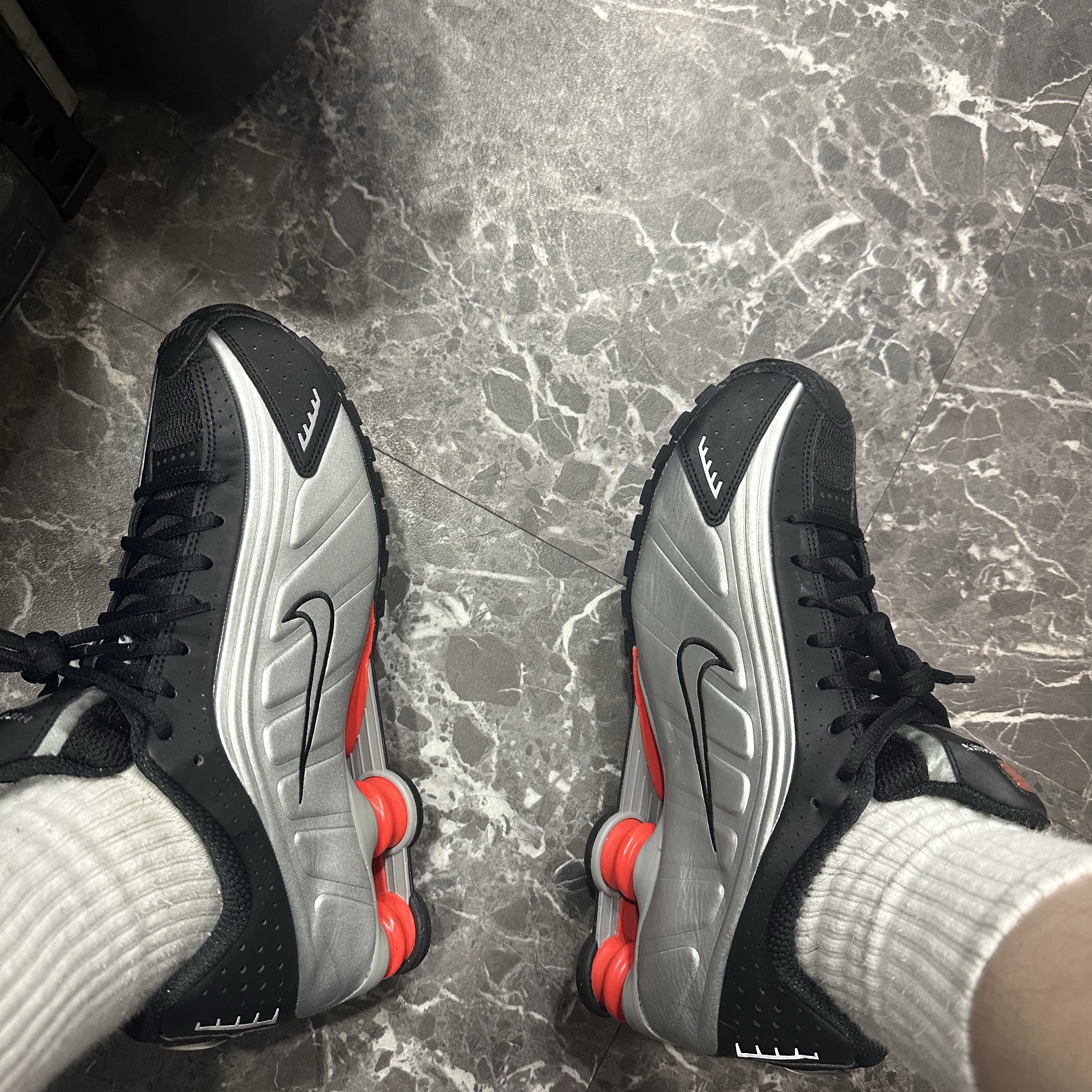 Nike Shox R4 Metallic Silver Red 착용 스타일