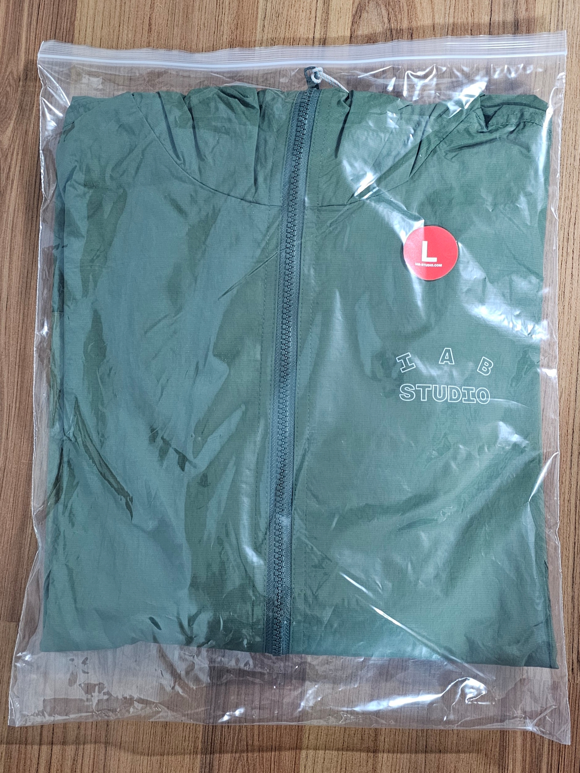 IAB Studio Wind Jacket Pack Leaf Green Silver 착용 스타일 - 2