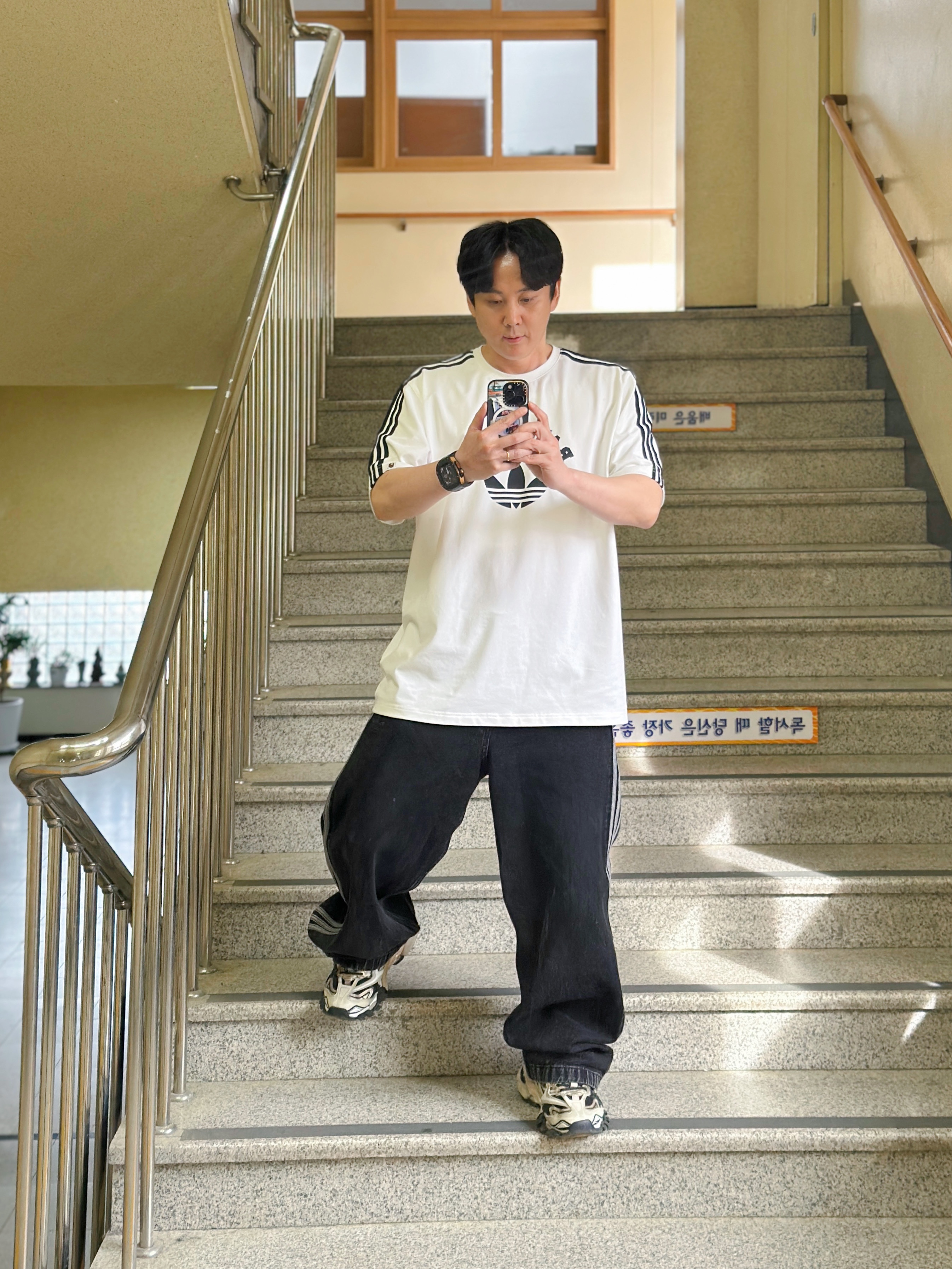 Adidas x BAPE T-Shirt White - KR Sizing, Adidas Adicolor Denim Firebird Pants True Black Denim - KR Sizing 착용 스타일 - 1
