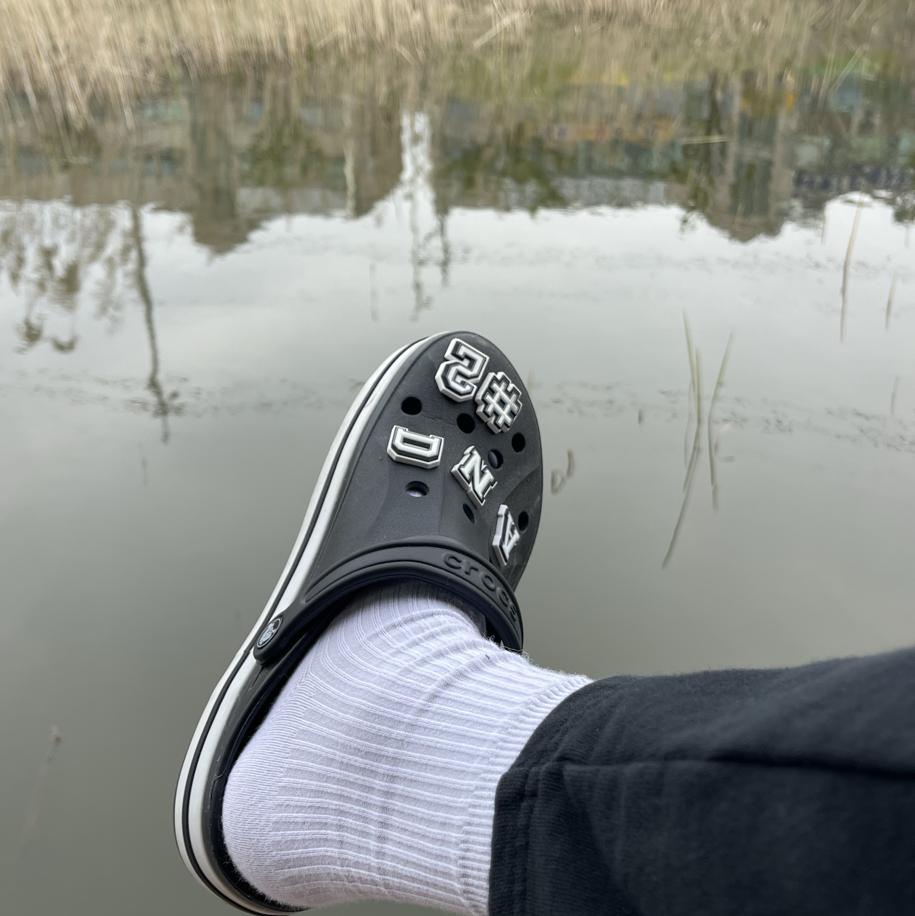 Crocs Bayaband Clog Black White 착용 스타일 - 1