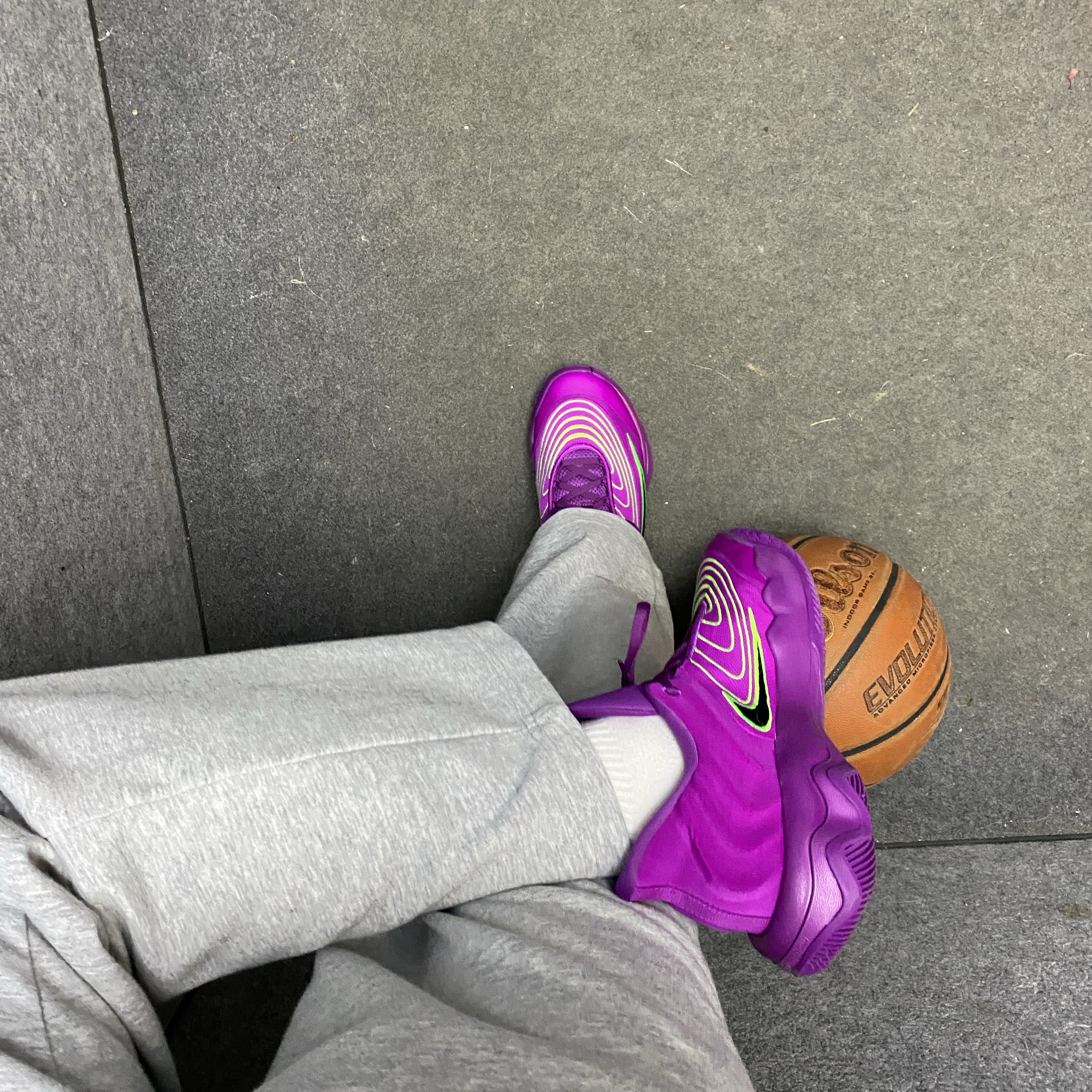 Nike Giannis Immortality 4 EP Hyper Violet Black 착용 스타일