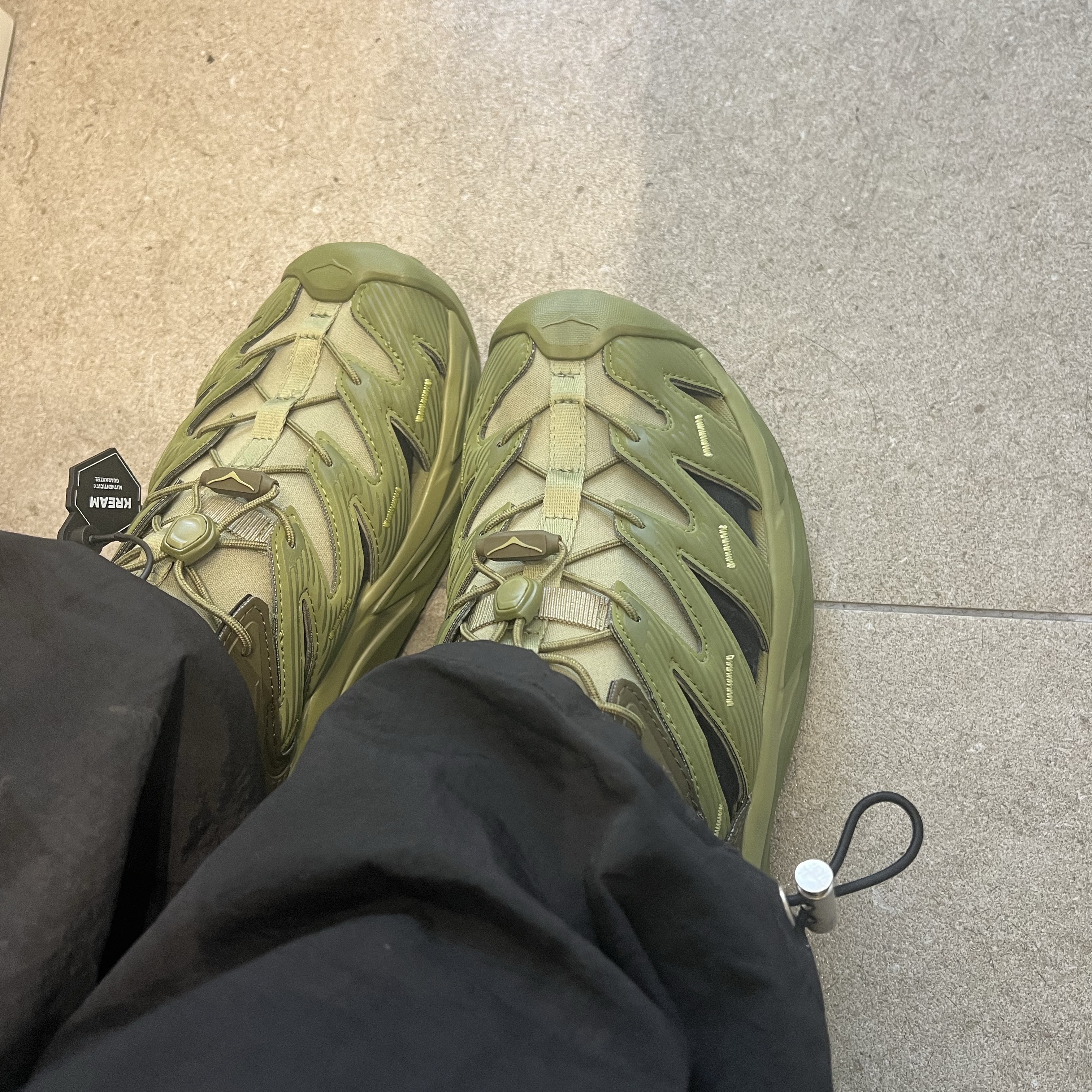 Hoka Hopara Forest Floor Fennel 착용 스타일 - 2