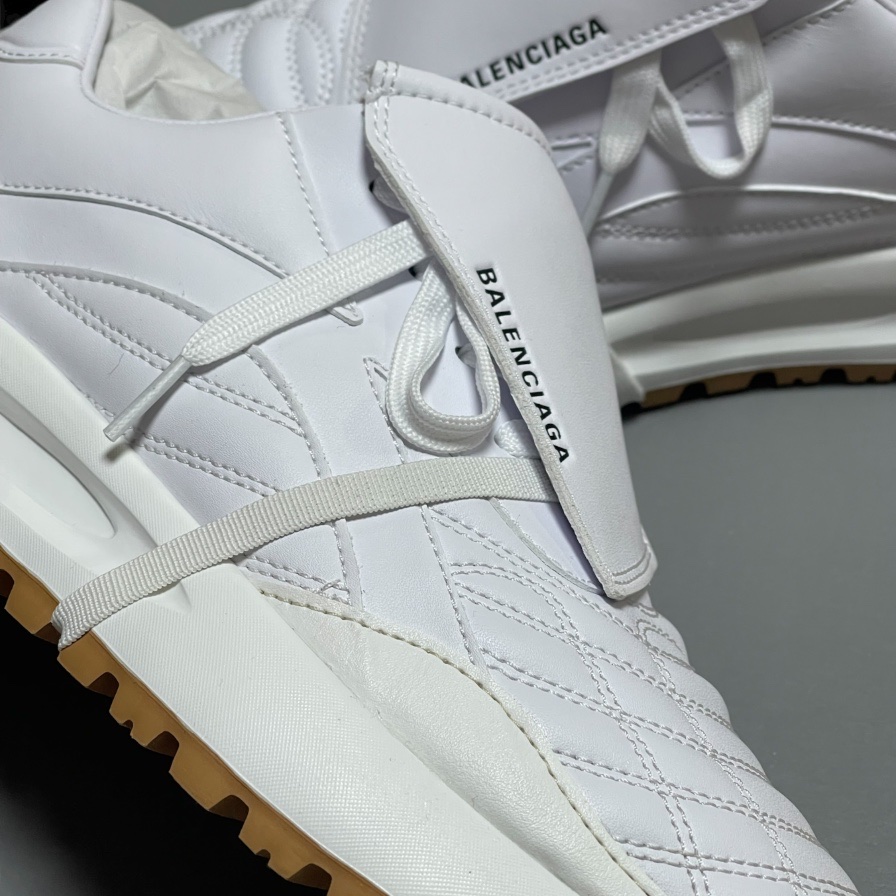Balenciaga Soccer Sneakers White 착용 스타일 - 2