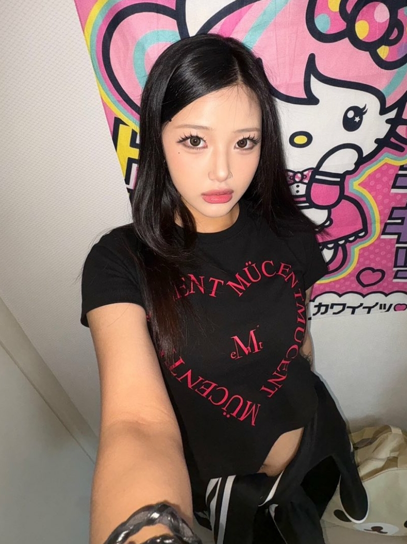 MUCENT Heart Lettering Half T Black Red Printed 착용 스타일 - 1