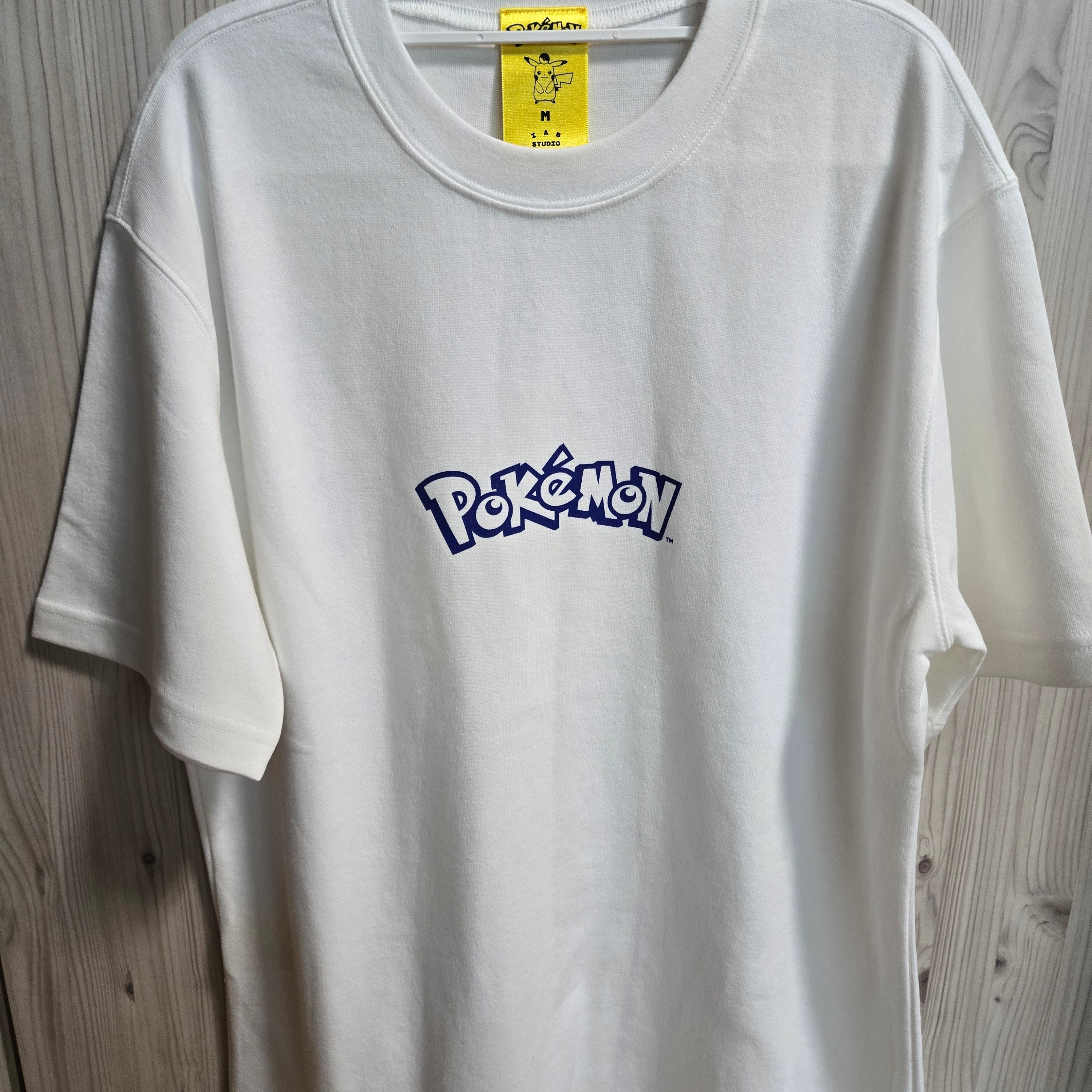 IAB Studio x Pokemon Pikachu T-Shirt White Navy 착용 스타일 - 1