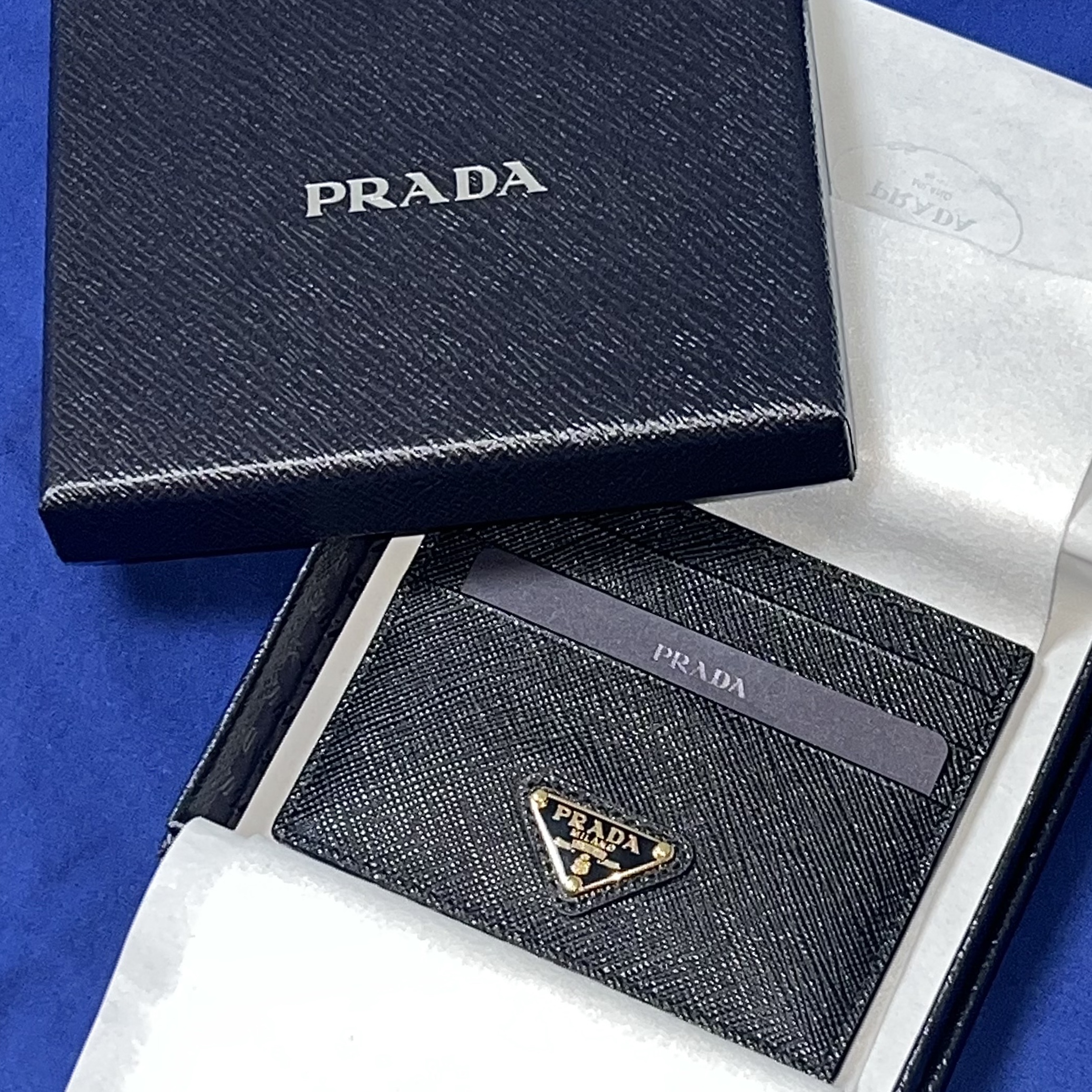 Prada Saffiano Leather Triangle Logo Card Holder Black Gold 착용 스타일