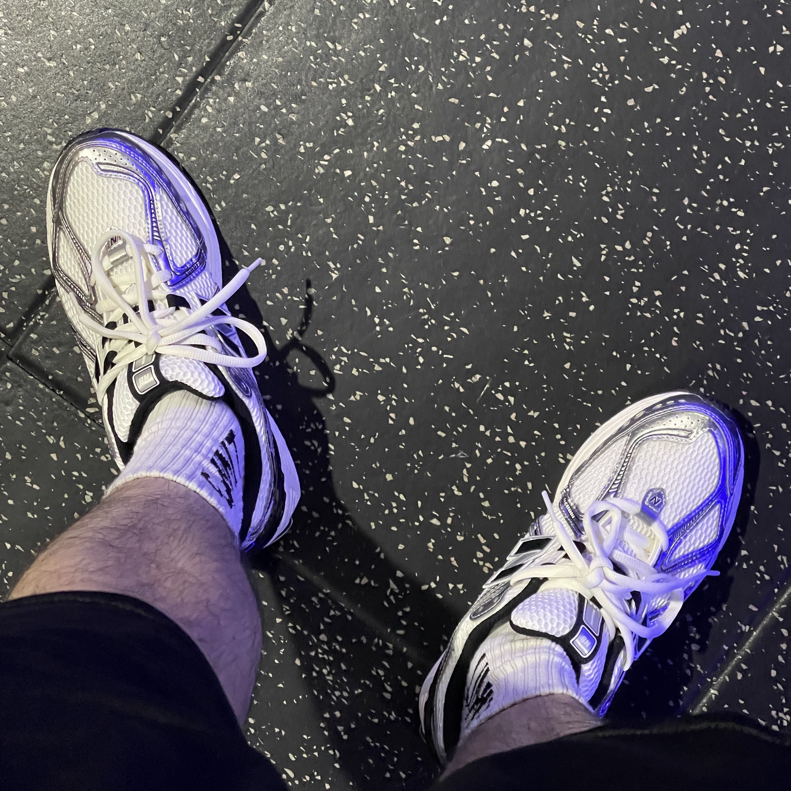 New Balance 1906R Silver Metallic Black 착용 스타일 - 3