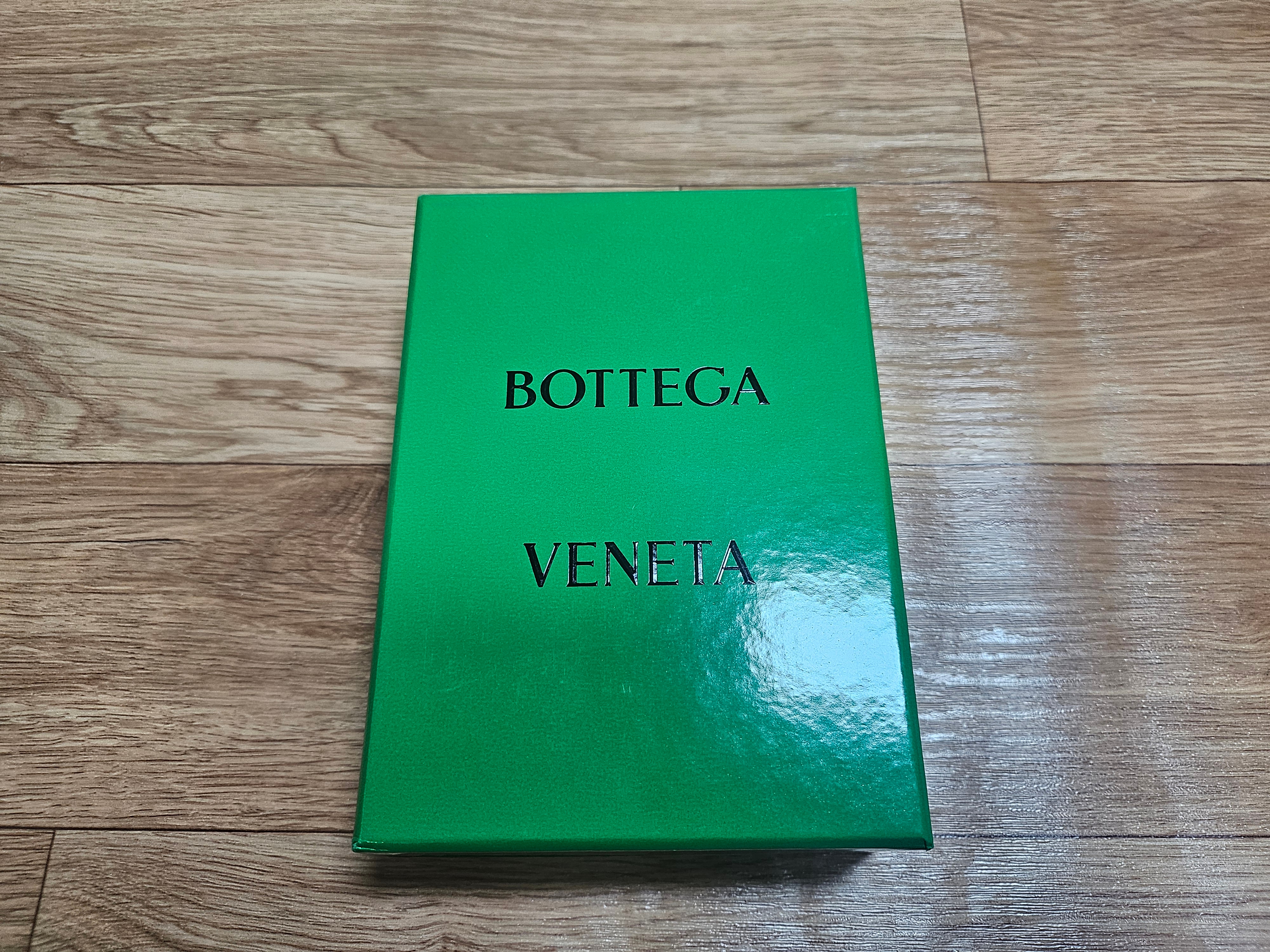 Bottega Veneta Intrecciato Bill Clip Wallet Black 착용 스타일 - 1