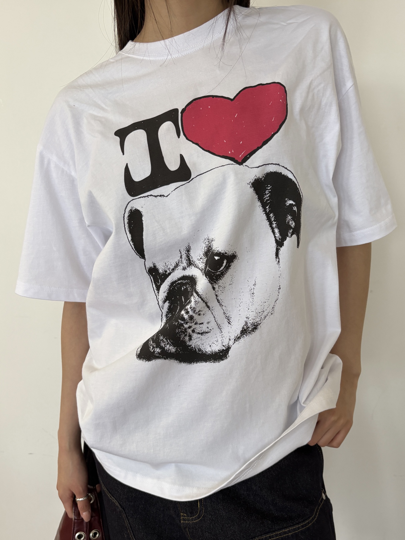 Suade Bulldog Tee White 착용 스타일