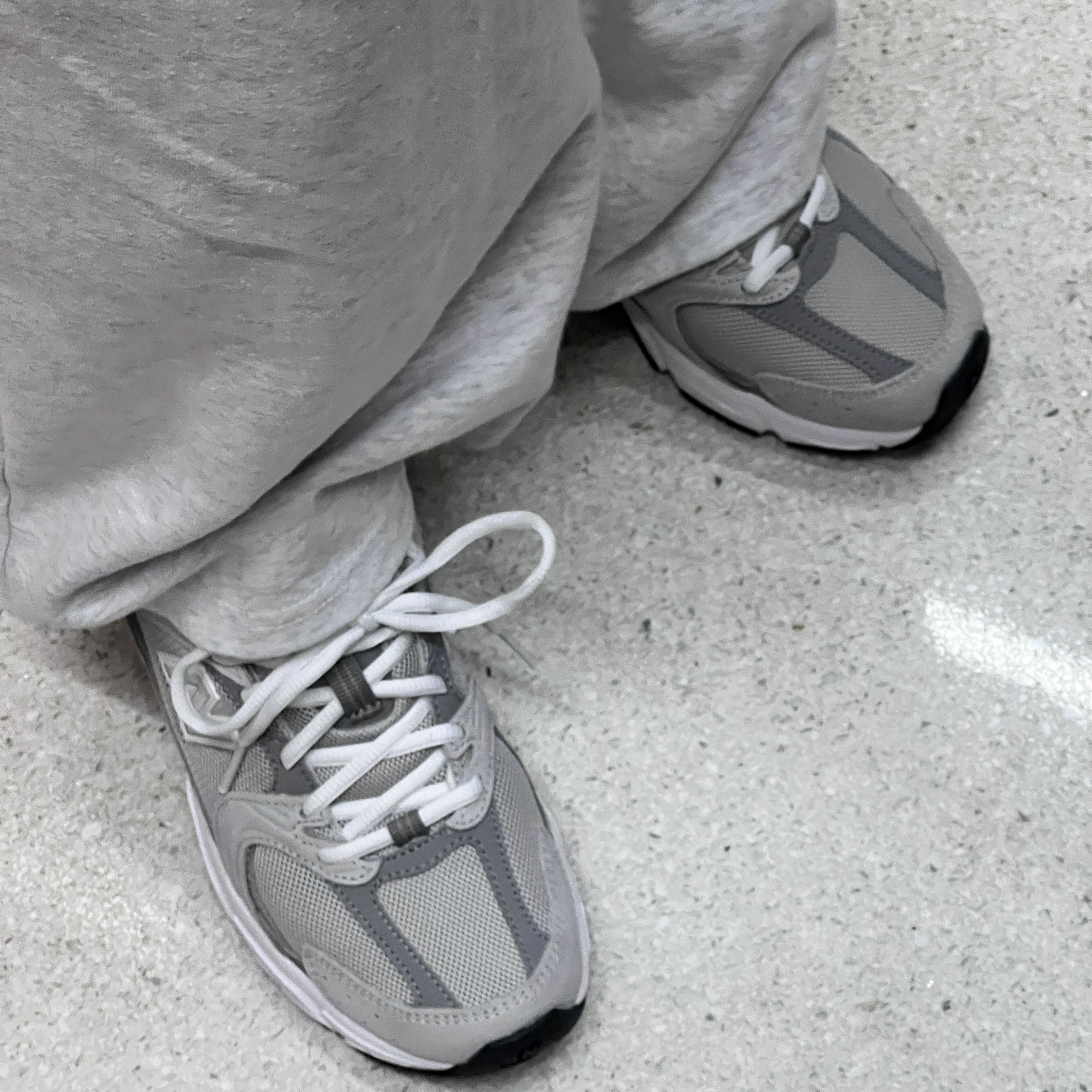 New Balance 530 Grey 착용 스타일