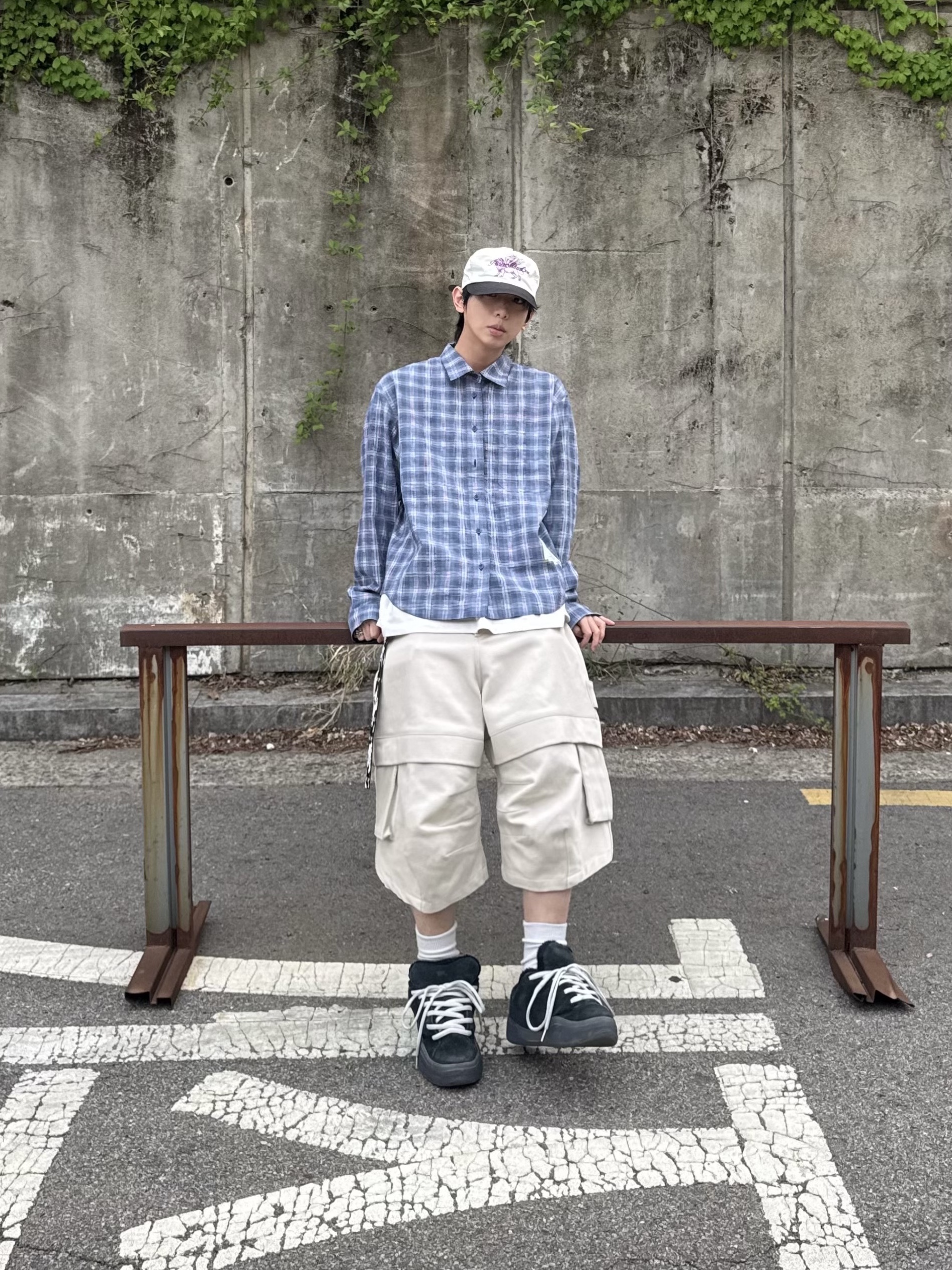 Kamien Titan Bermuda Pants Light Beige, ERL Vamp Skate Shoe Pirate Black 착용 스타일 - 4