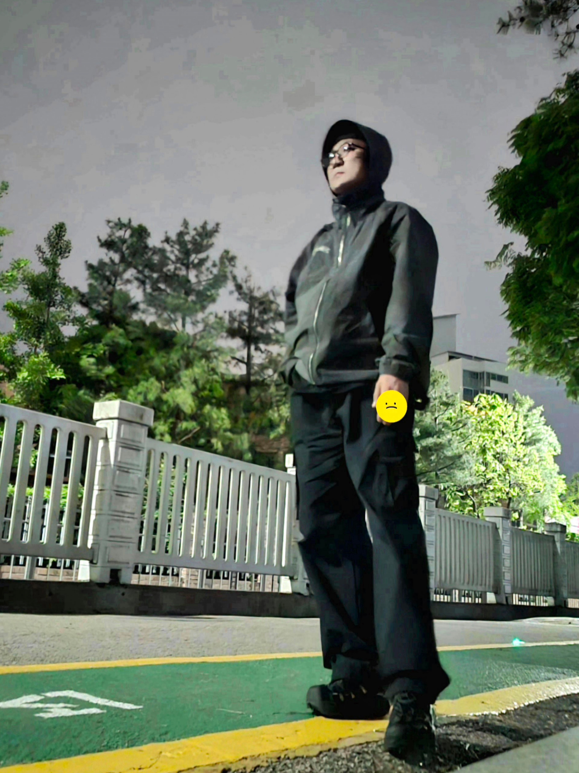 Hoka Hopara Black Castle Rock, Stussy Wave Dye Beach Shell Jacket Black 착용 스타일