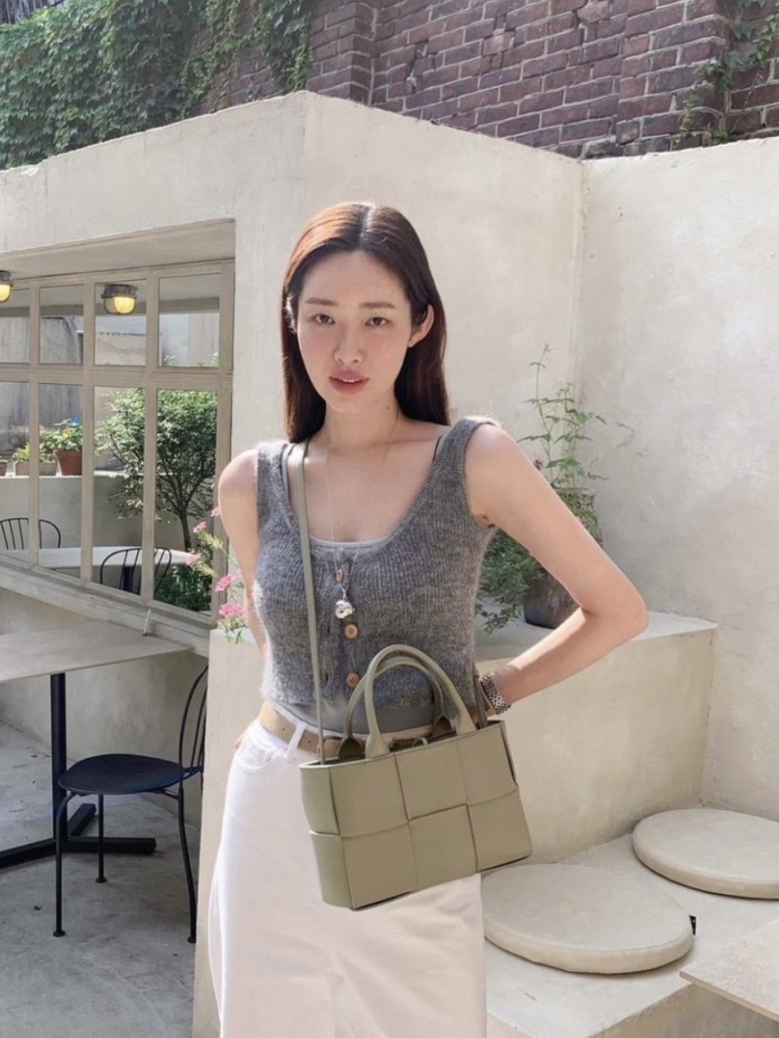 Bottega Veneta Mini Arco Tote Bag Taupe 착용 스타일 - 1