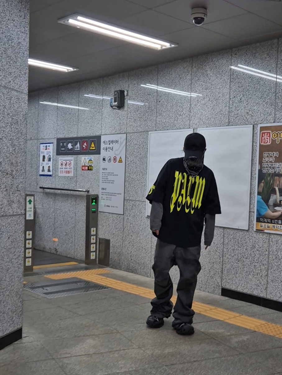 Civision by CSC Distressed Plain Cap, VENDORS Full DU$K Flared Pants Gray 착용 스타일 - 2